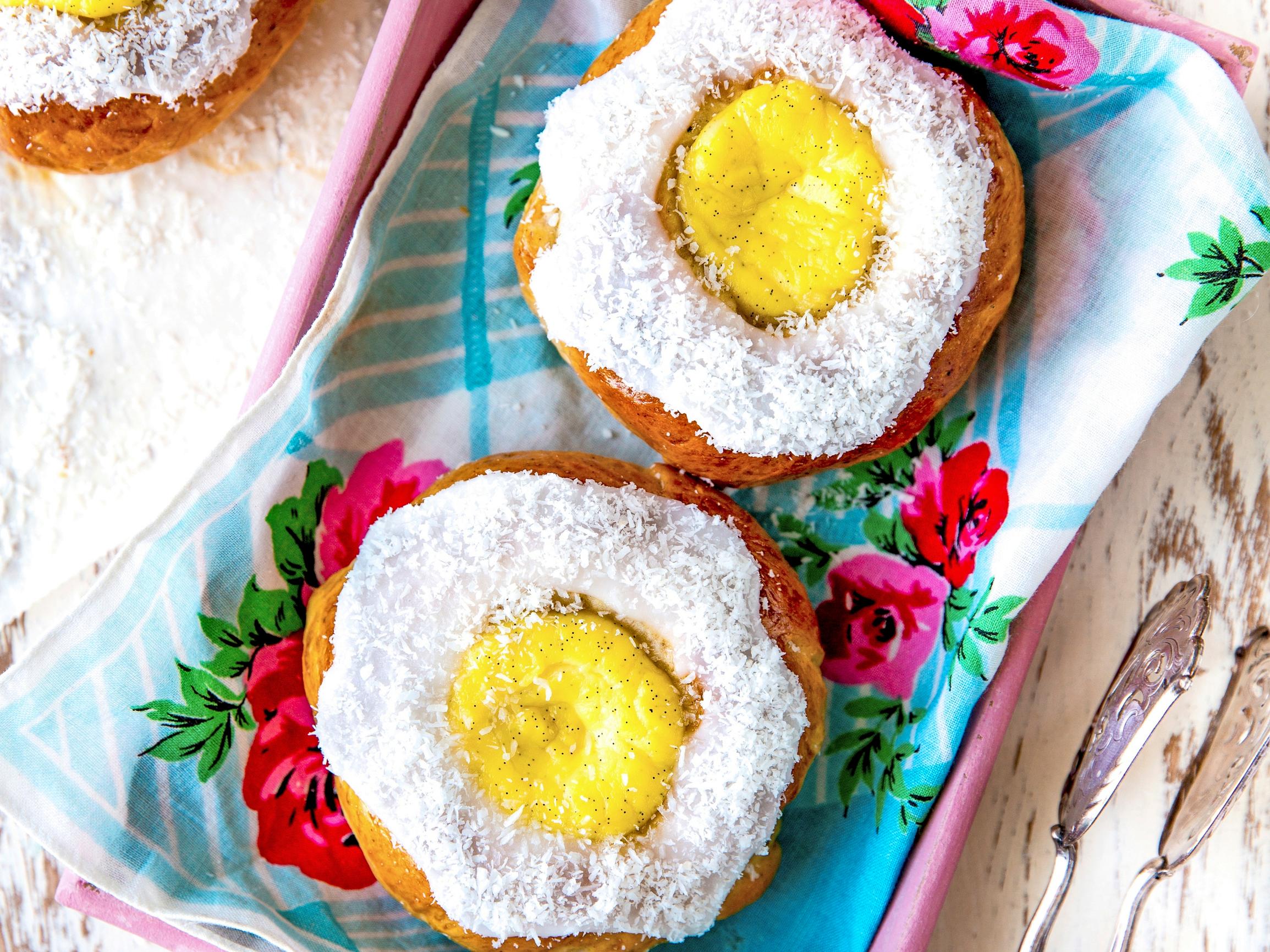 Tästä ei pulla parane! Kinuskikissan norjalaiset kookospullat sulavat suussa – vanukasmainen vaniljatäyte ja kookoskuorrutus takaavat taivaallisen herkkuhetken