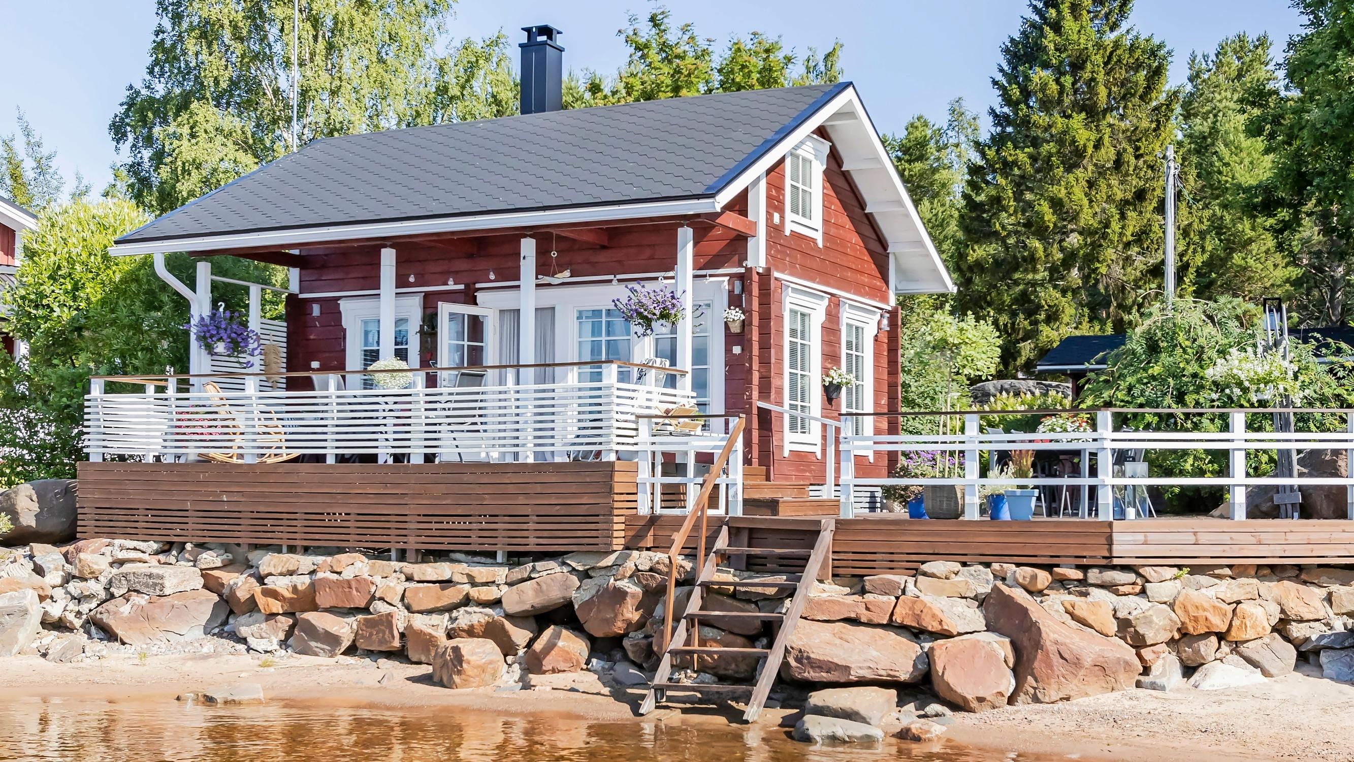 Pieni mökki, suuri terassi! Karhuloiden 28 neliön mökki nousi vanhan kalastuskämpän paikalle aivan merenrantaan