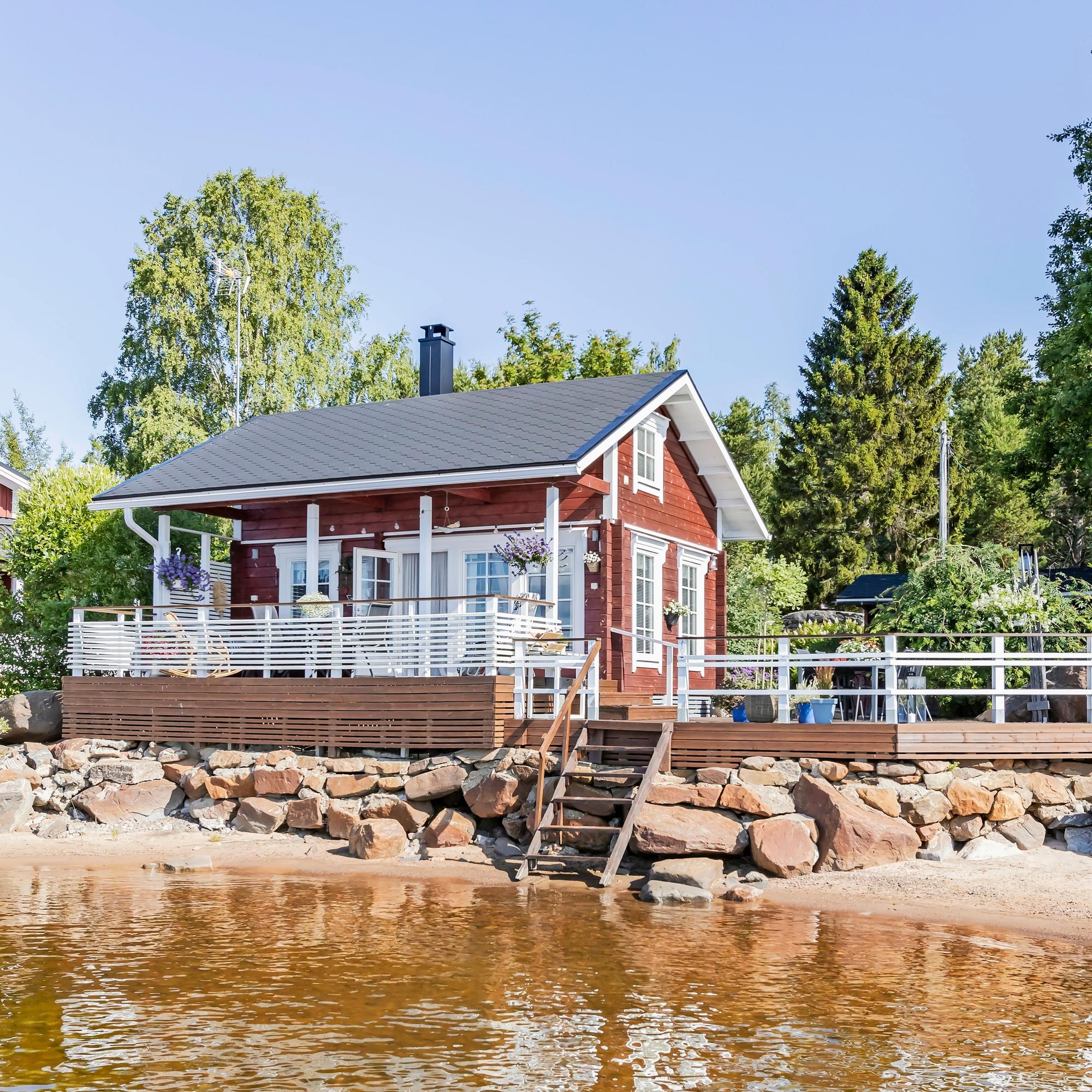Pieni mökki, suuri terassi! Karhuloiden 28 neliön mökki nousi vanhan kalastuskämpän paikalle aivan merenrantaan