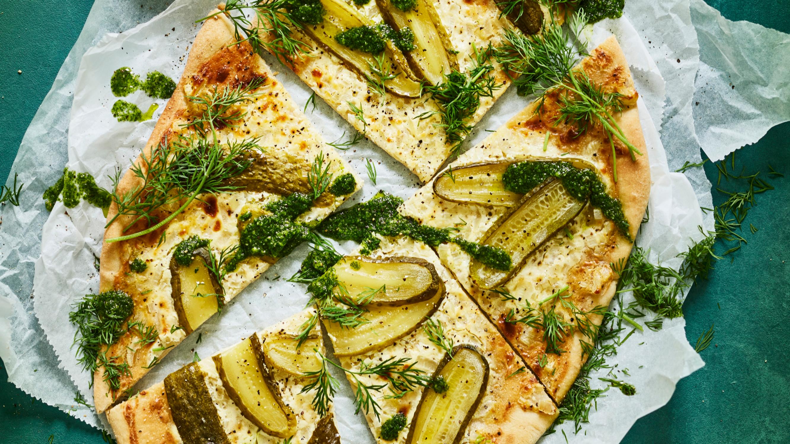 Suolakurkku sopii pizzaan kuin nakutettu! Tilli-suolakurkkuflammkuchen tehdään kätevästi taikinaa kohottamatta