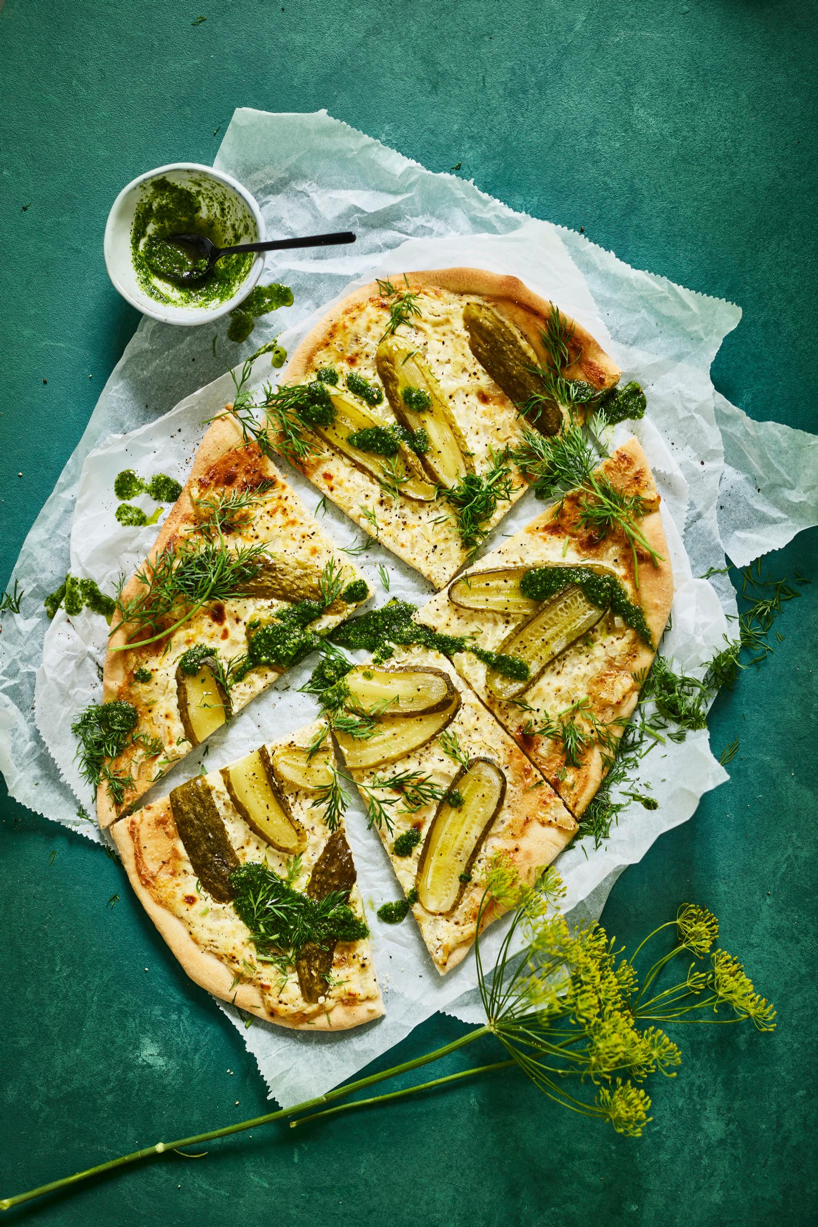 Vaalea suolakurkkupizza.