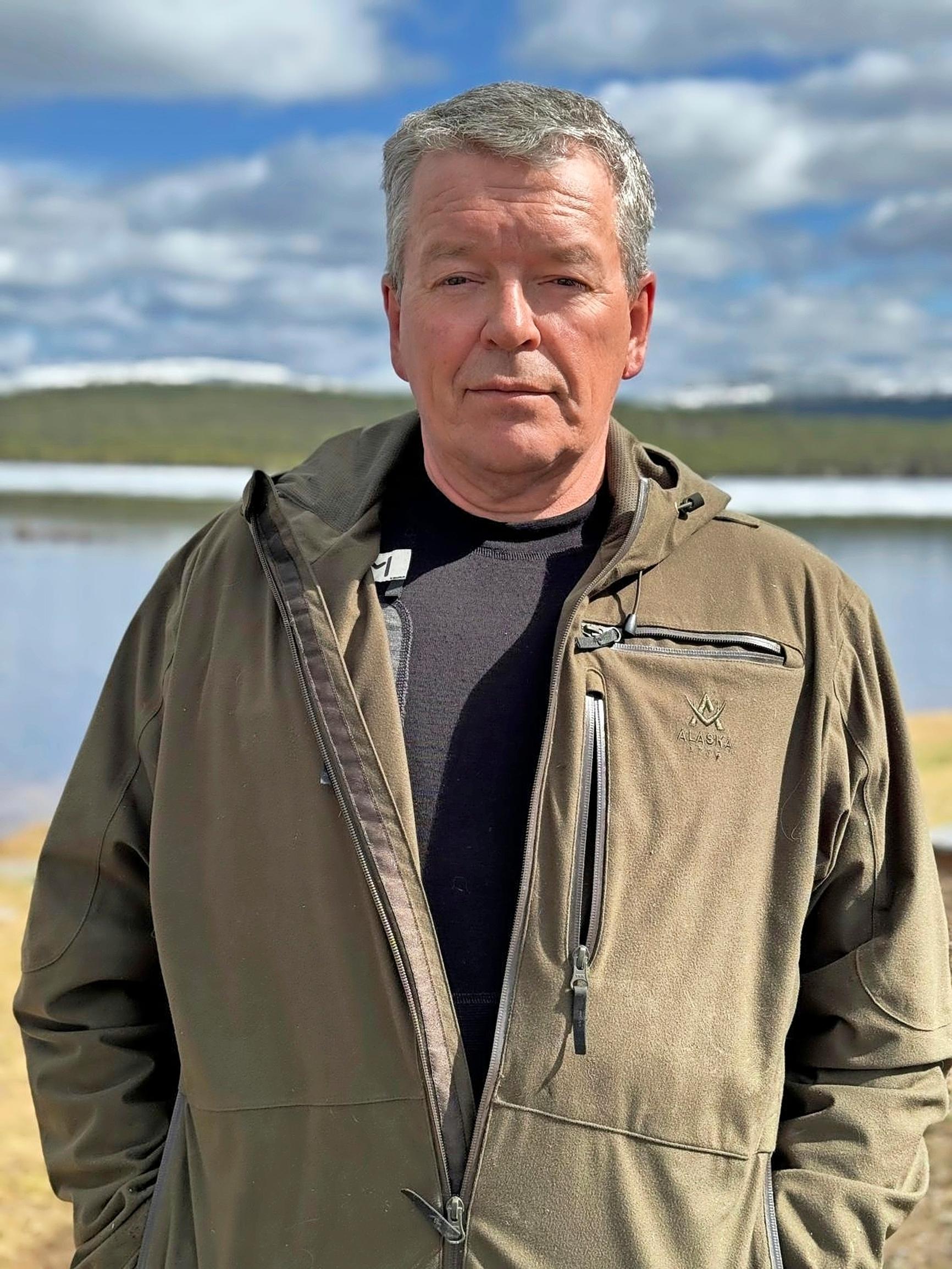 Vesa Kaulanen järven edessä