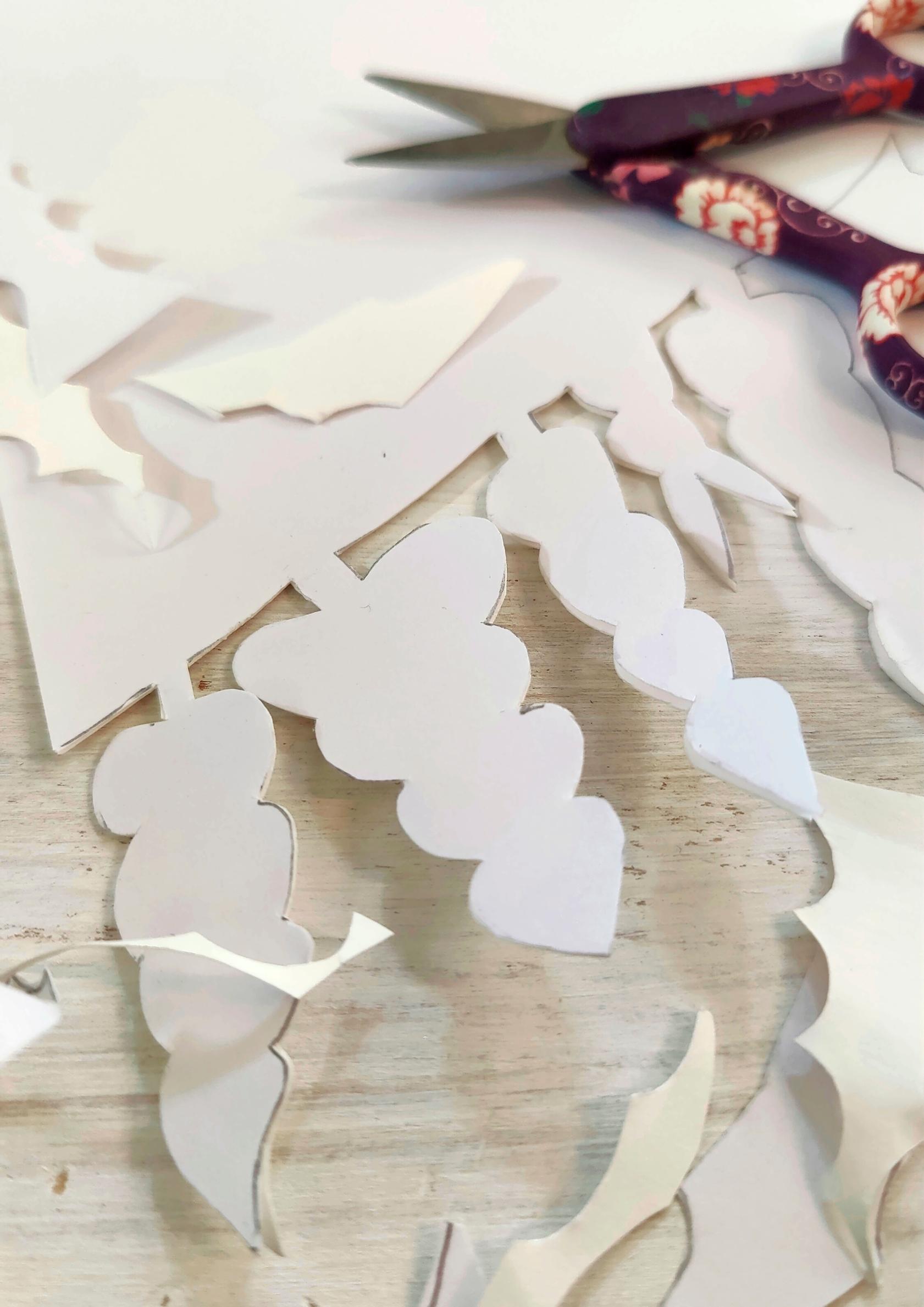 Maisemakuvion leikkausta saksilla.