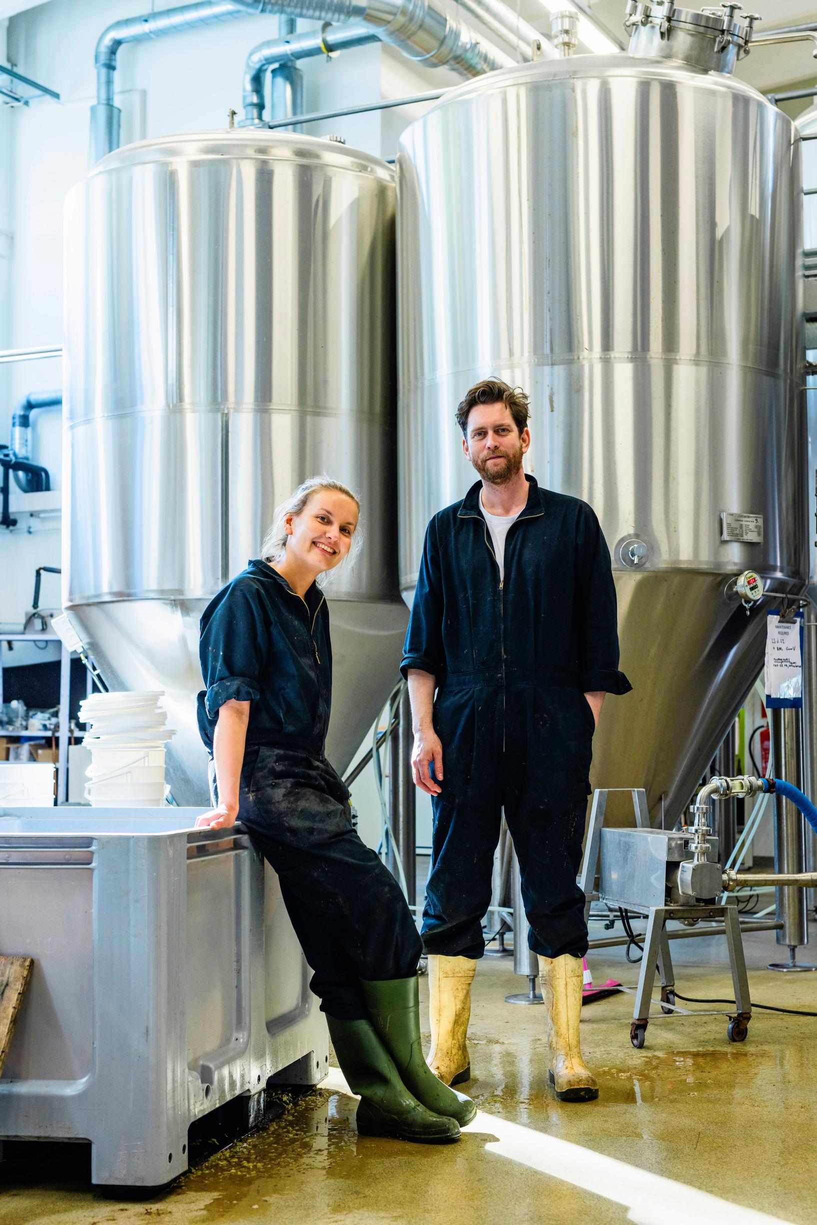 Noita Wineryn viinintekijät Ilona Aaltonen ja Simon McCabe