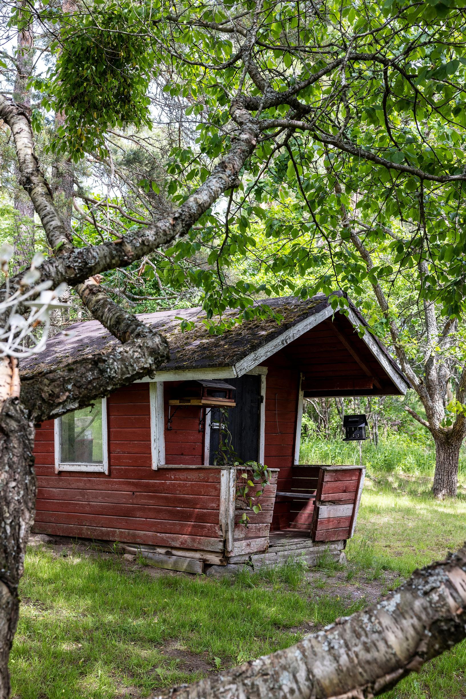 Vanha punainen leikkimökki puutarhassa
