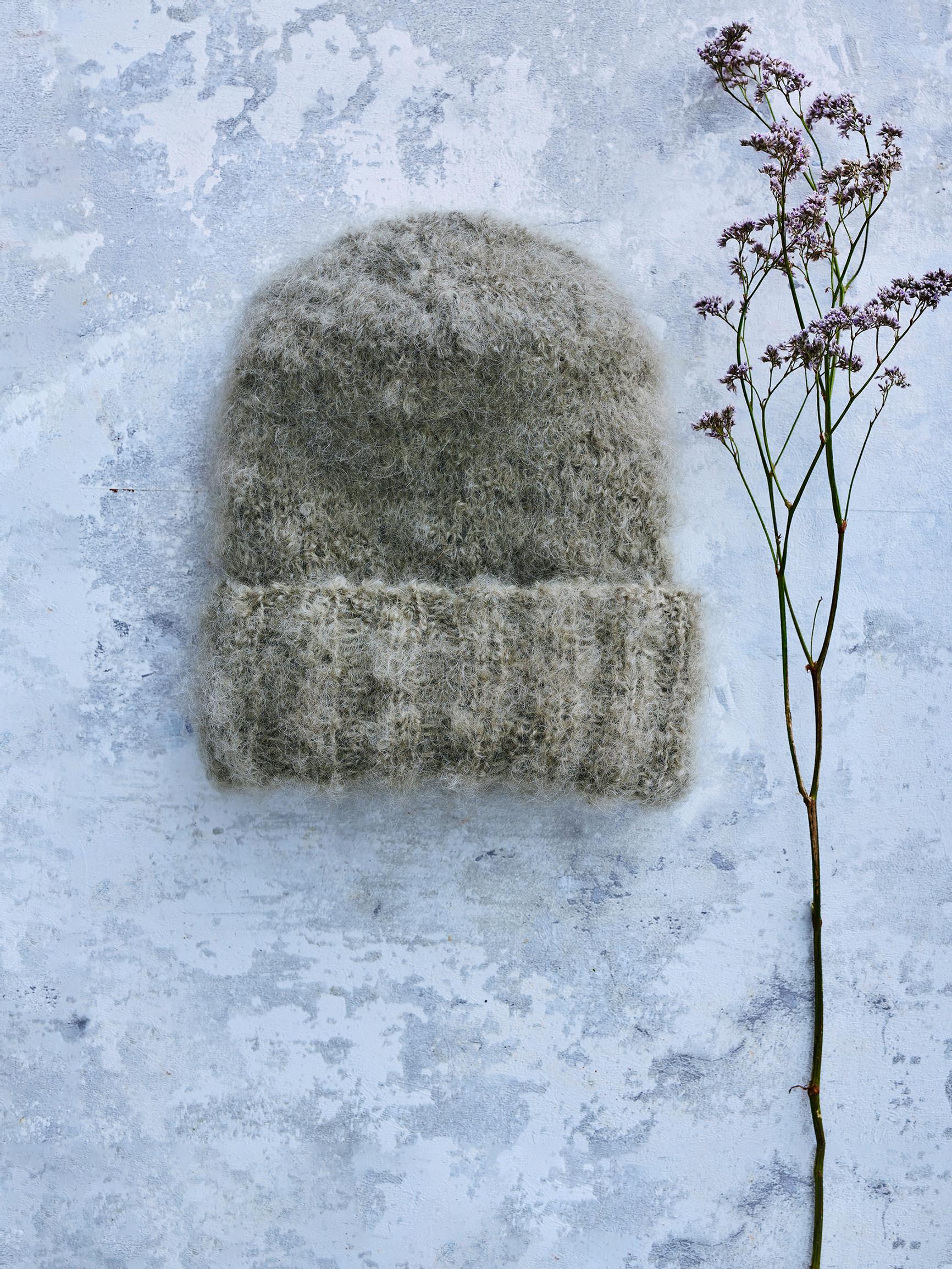 Pörröinen pipo valmistuu sukkelasti mohairlangasta – näin neulot muhkean ja trendikkään pipon omin käsin