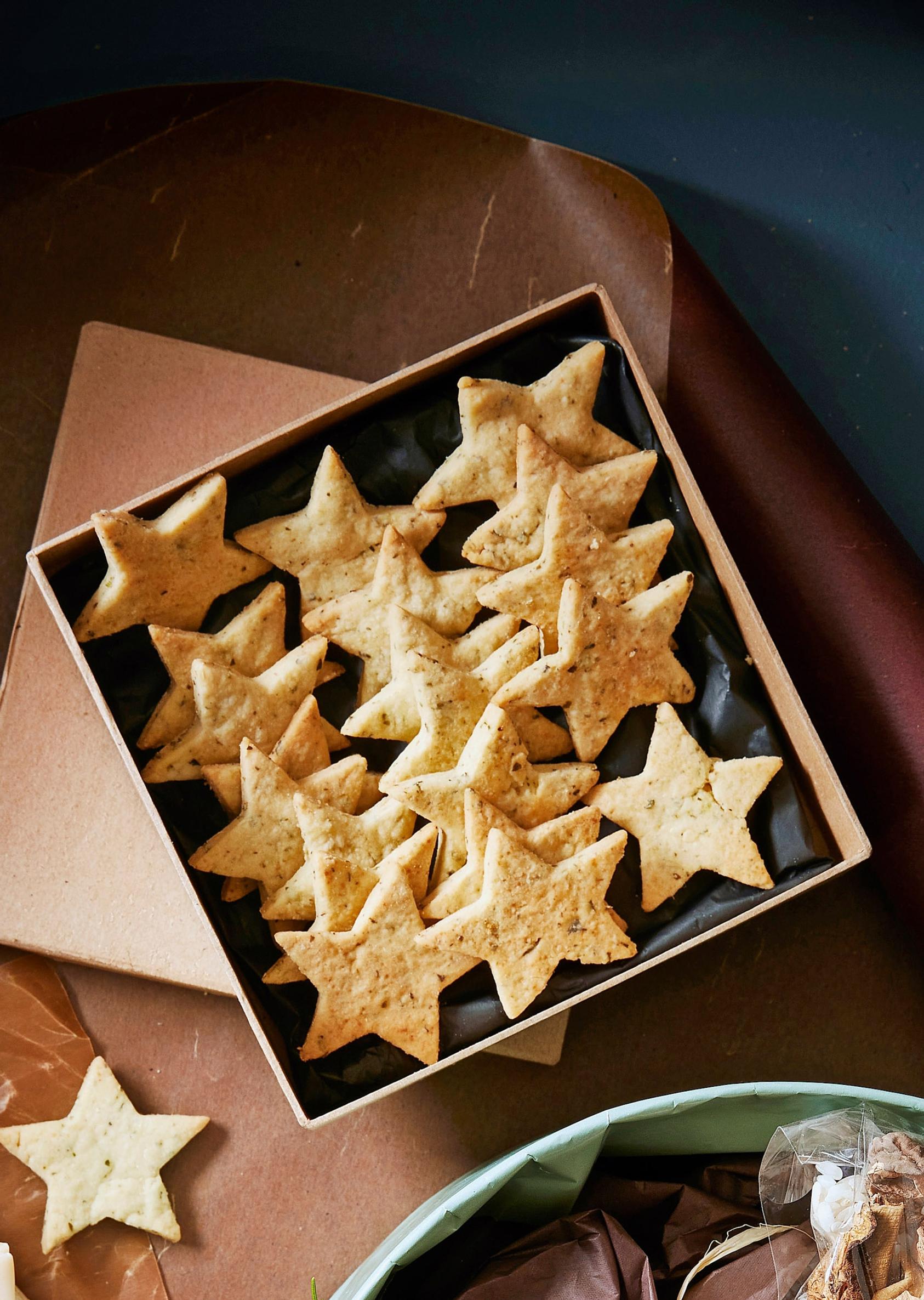 Tähdenmuotoiset parmesaanikeksit.