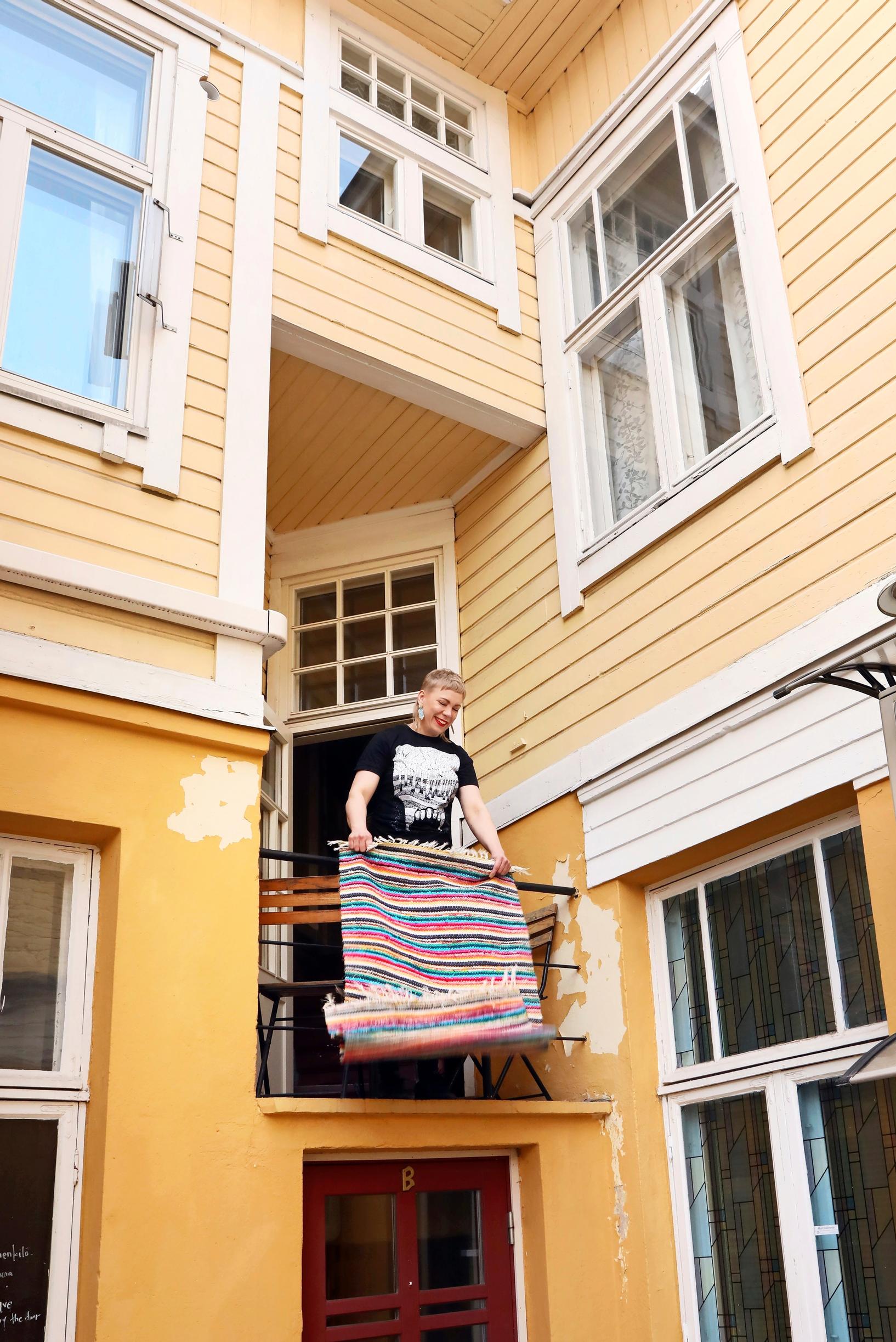 Tuuletusparveke keltaisessa vanhassa talossa
