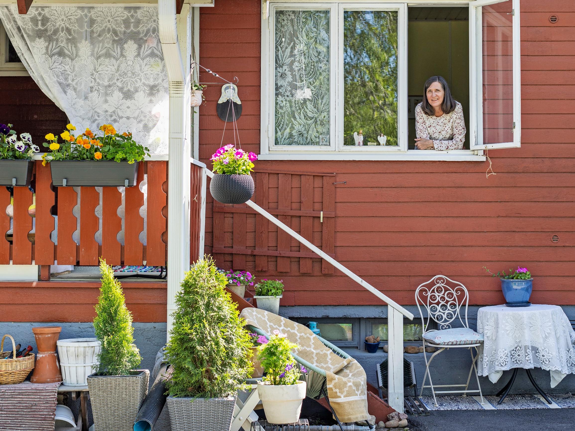 Historioitsija Jaana löysi ”oman leikkimökin” Alvar Aallon suunnittelemasta rivitalosta – kakkoskodissa hän toteuttaa värikkäitä sisustushaaveitaan