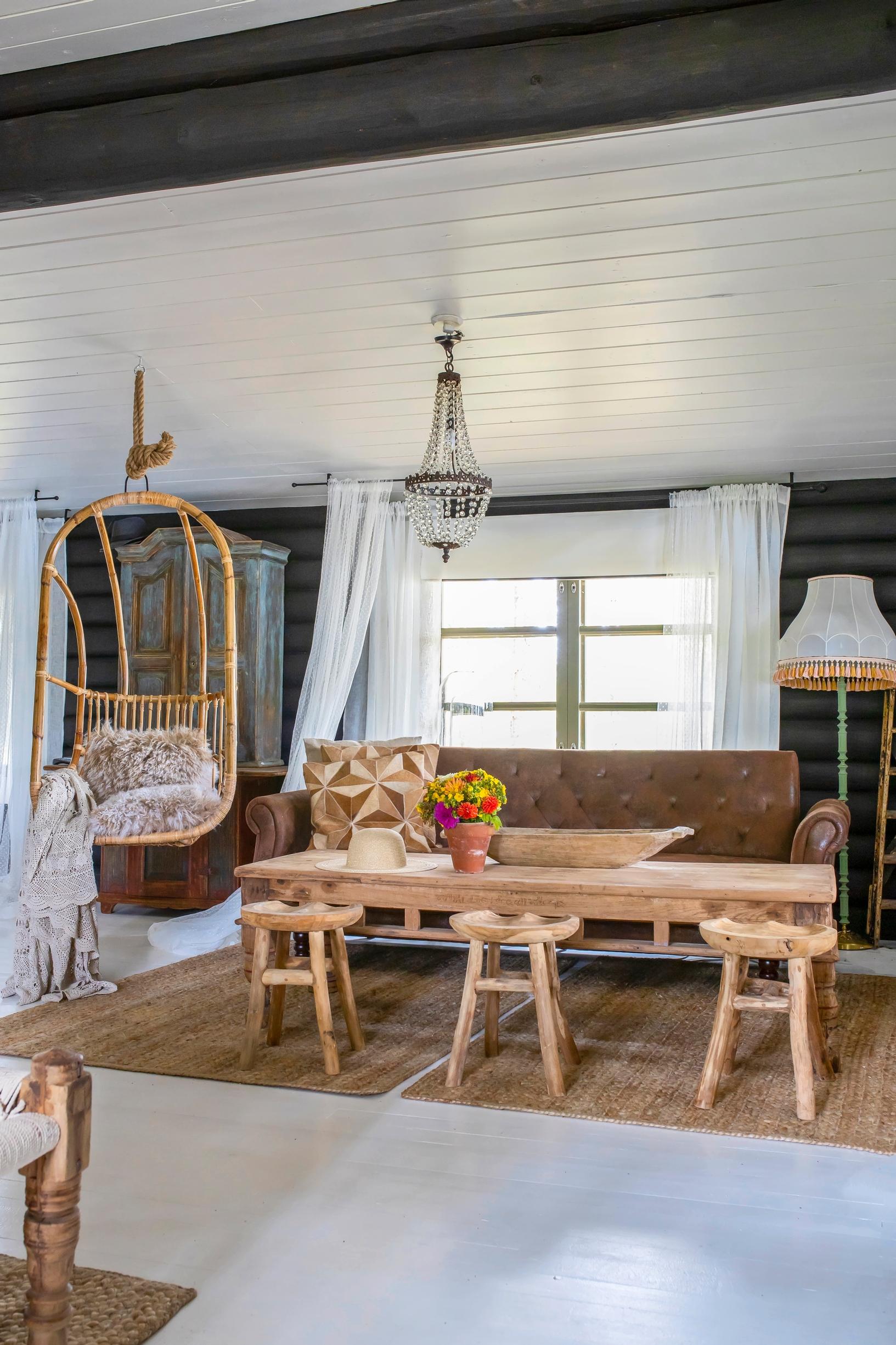 Remontoitu mökin olohuone