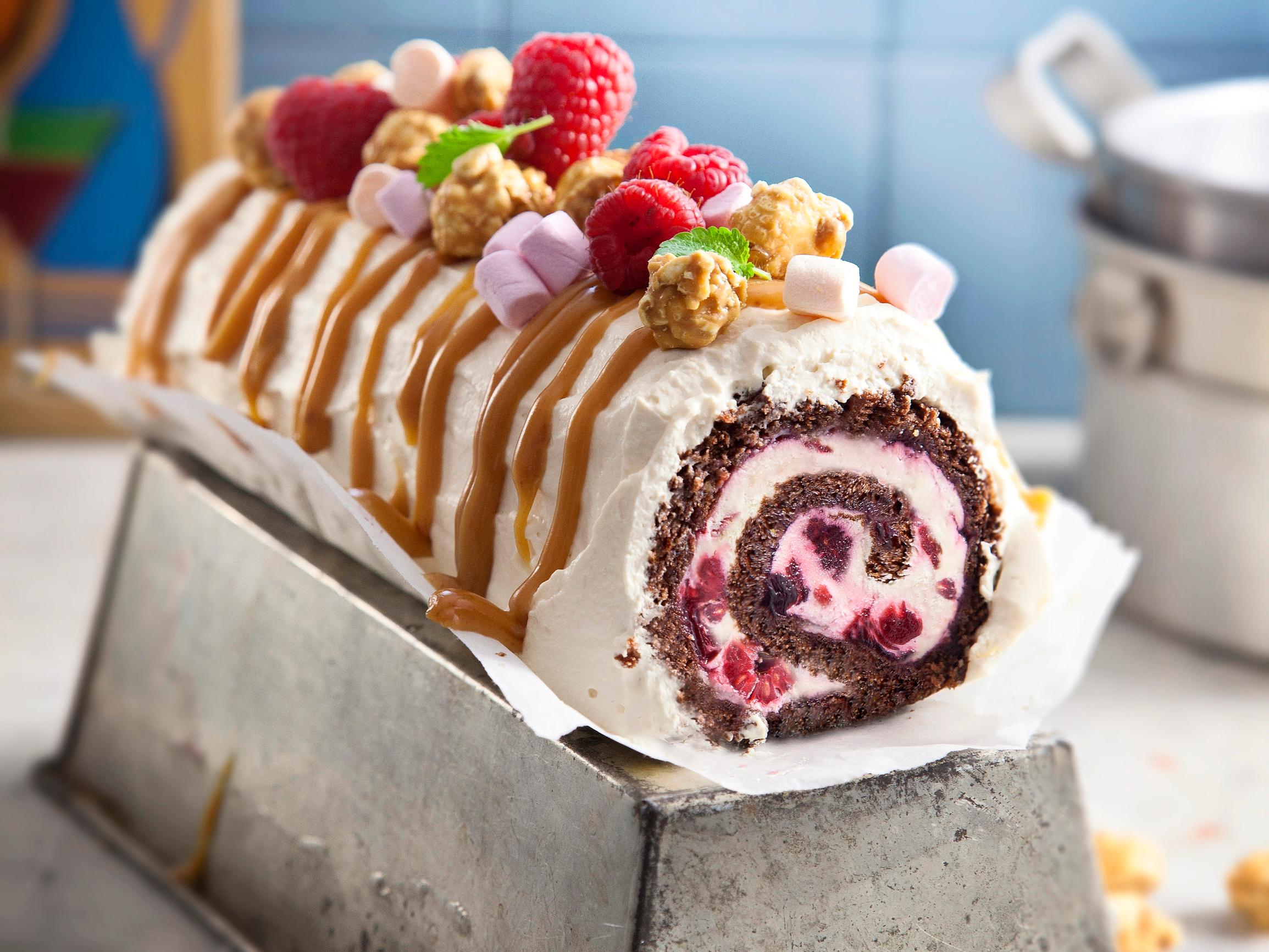 Ihanan överi suolakinuskikääretorttu yhdistää raikkaat marjat ja herkkukastikkeen