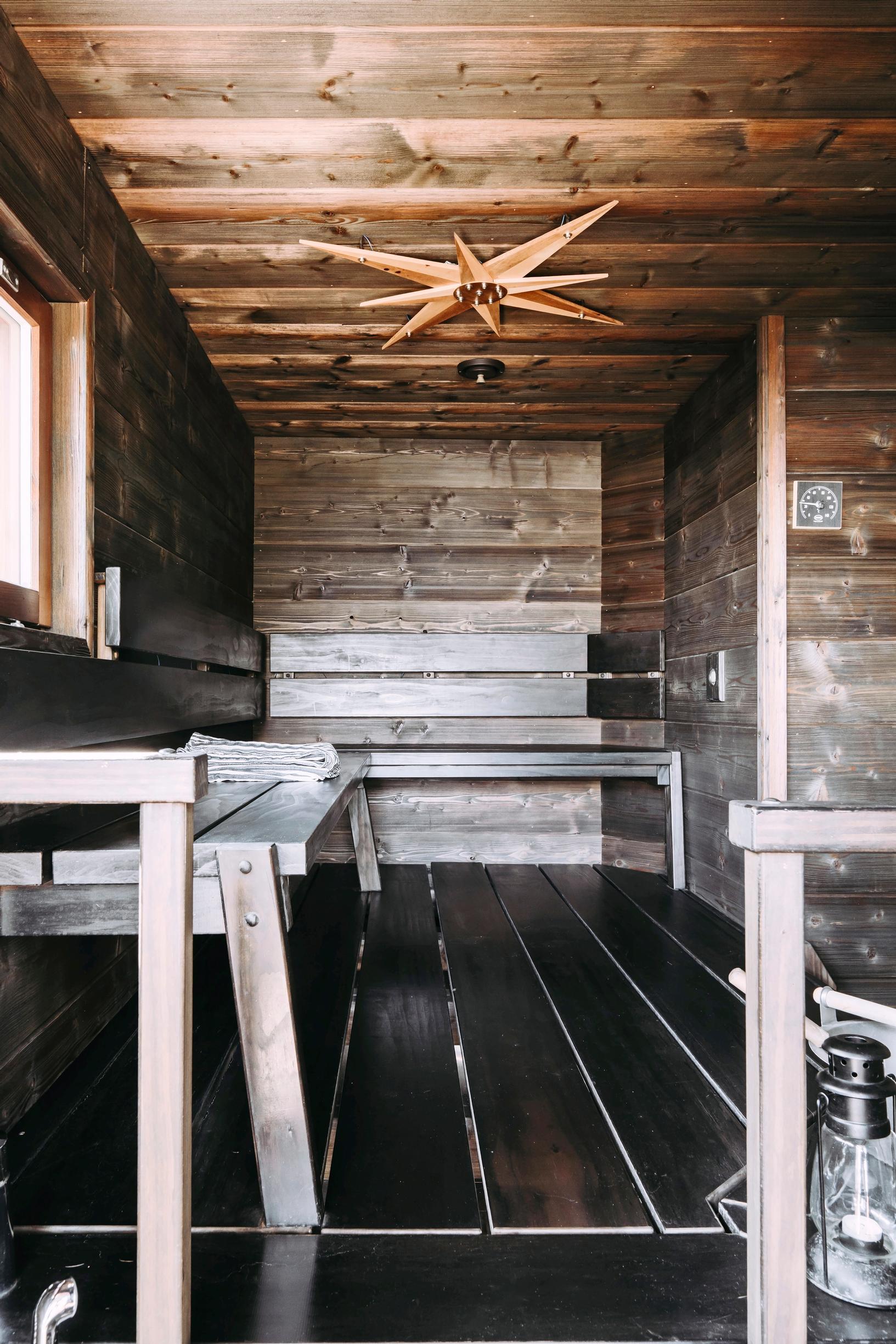 Tummaksi vahattu tilava sauna