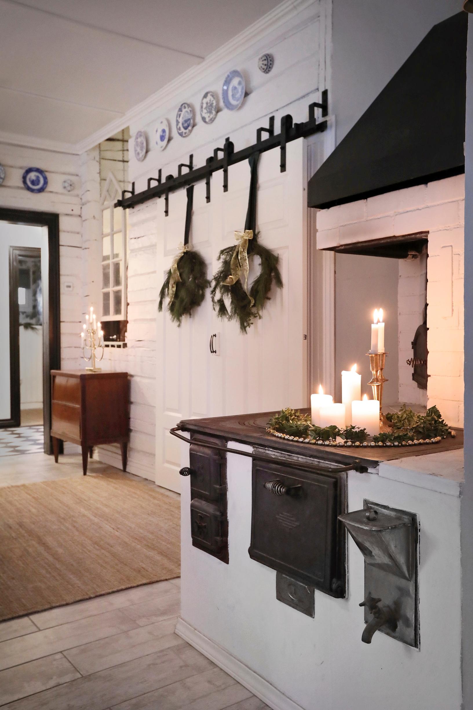 Alkuperäinen puuhella vanhan ratsutilan remontoidussa keittiössä