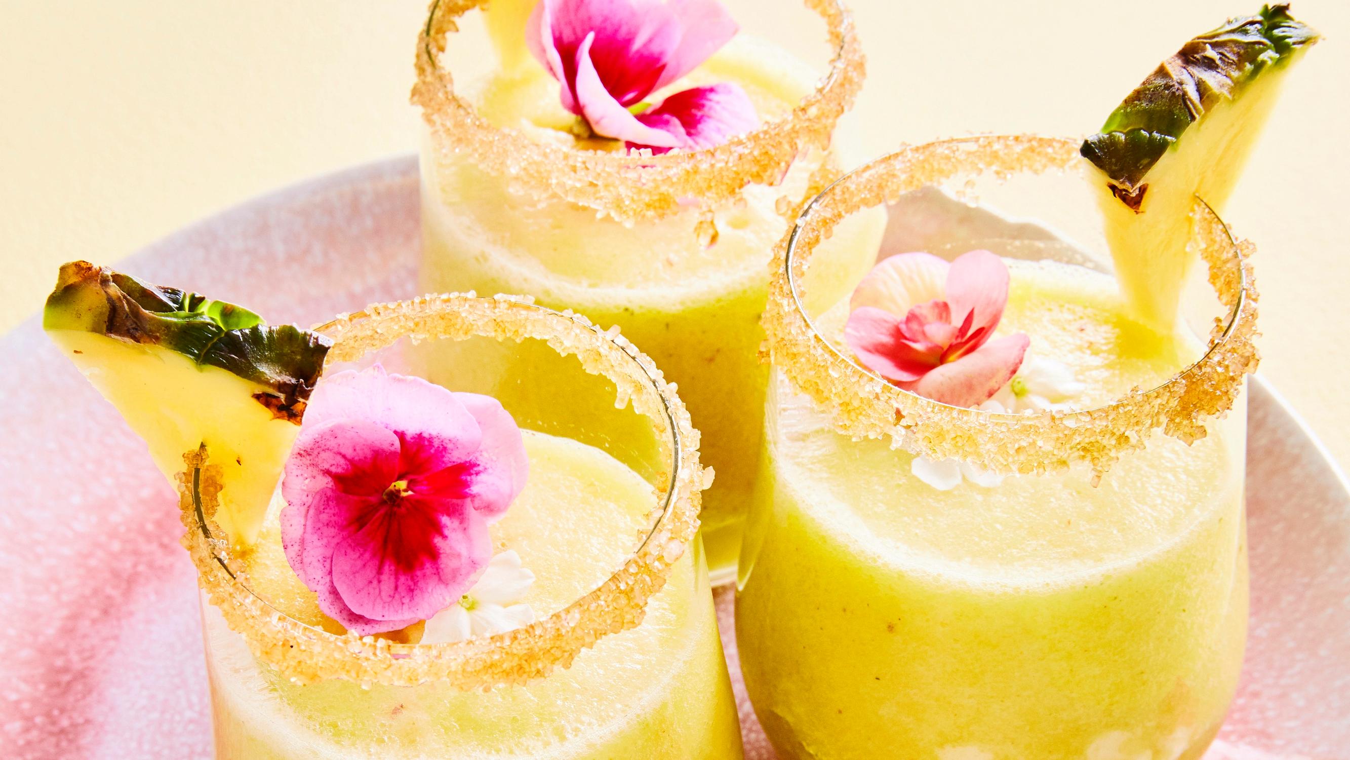 Tuulahdus (ja tujaus) etelää juhlapöytään! Ananas-rommifizz yhdistää aurinkoisen maun ja ulkonäön samaan drinkkiin