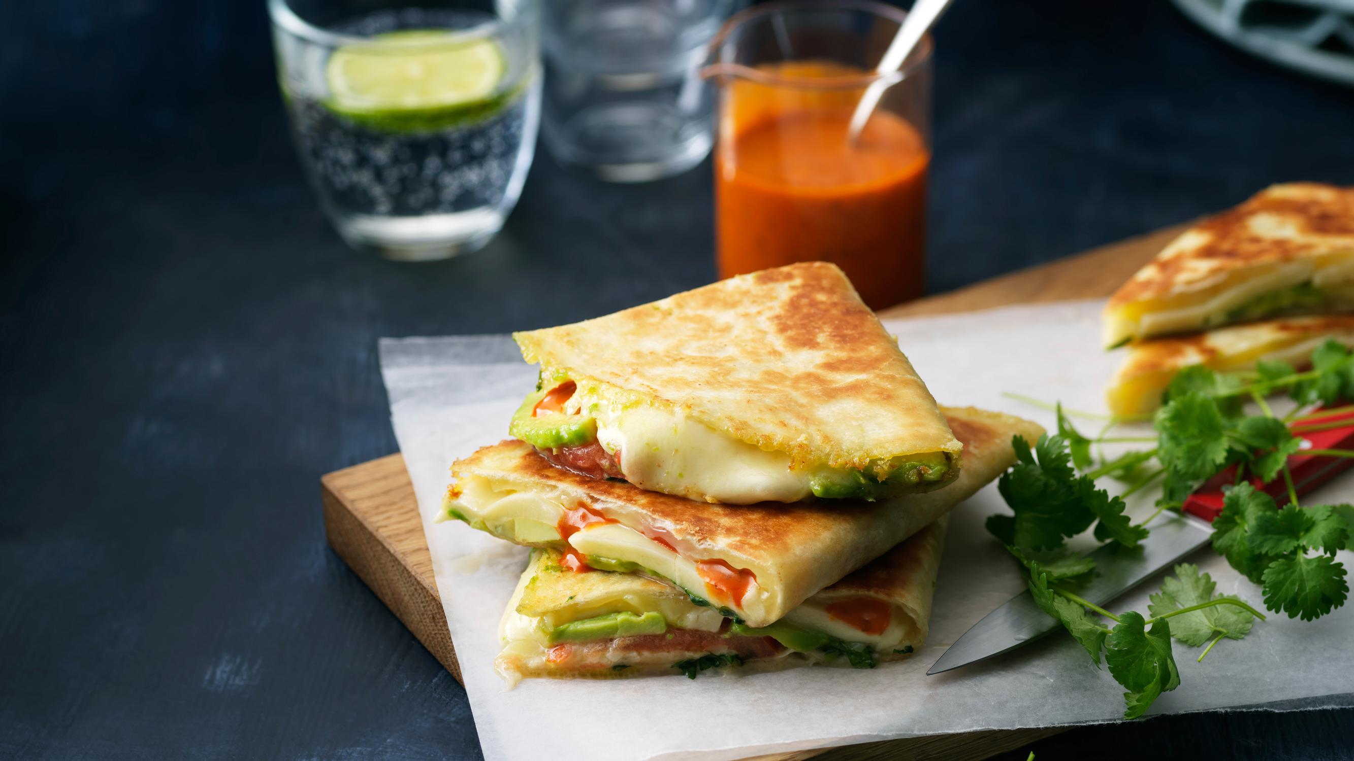 Avocado-mozzarellaquesadilla – nopea alkupala, välipala tai lounas