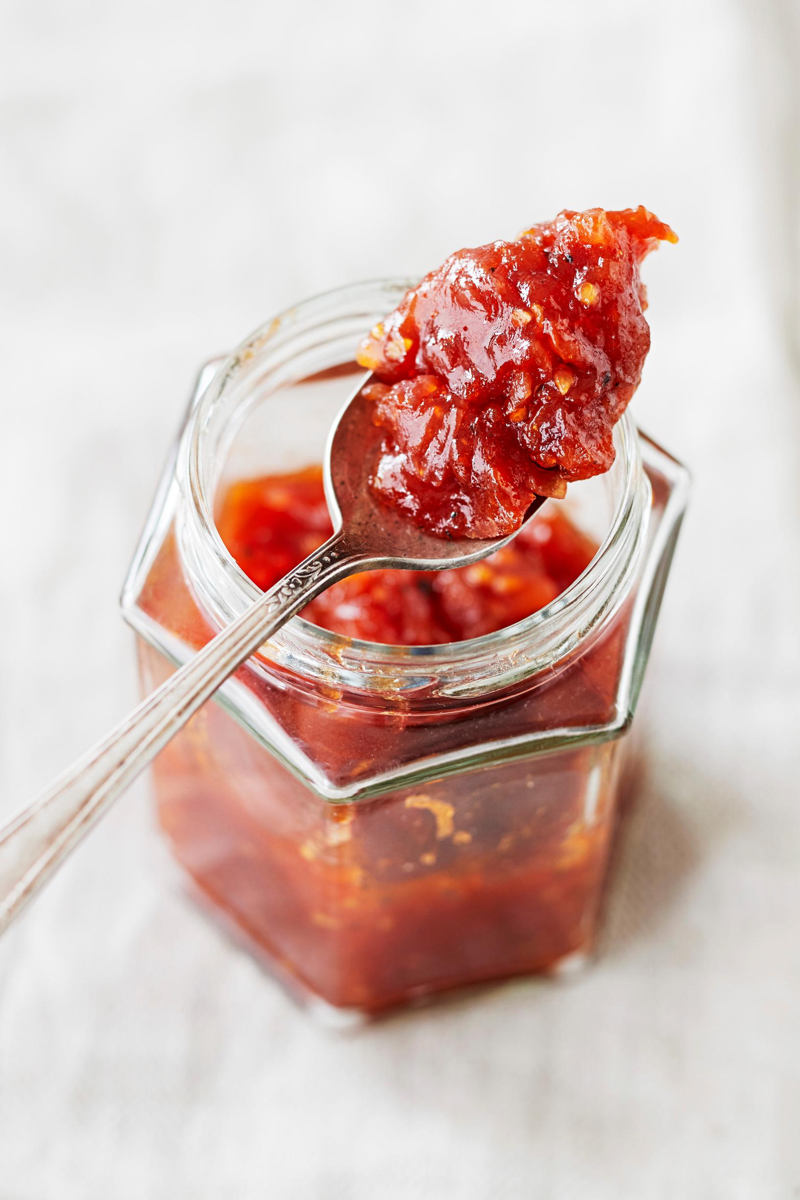 Tomaattimarmeladi – tarjoa makea hillo juustojen kanssa tai sujauta voileipäkakun väliin