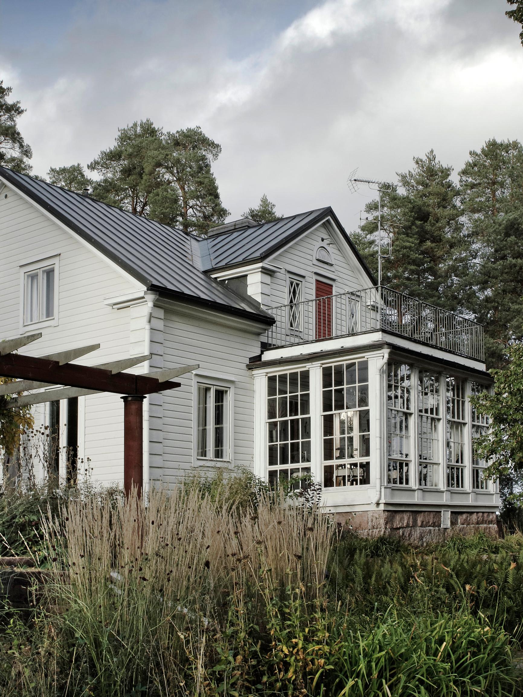 Mitkä portaat, vaneriruutukatot ja lasiveranta! Arkkitehti Veli Entelä perheineen palautti valkoisen hirsihuvilan 1930-luvun loistoon