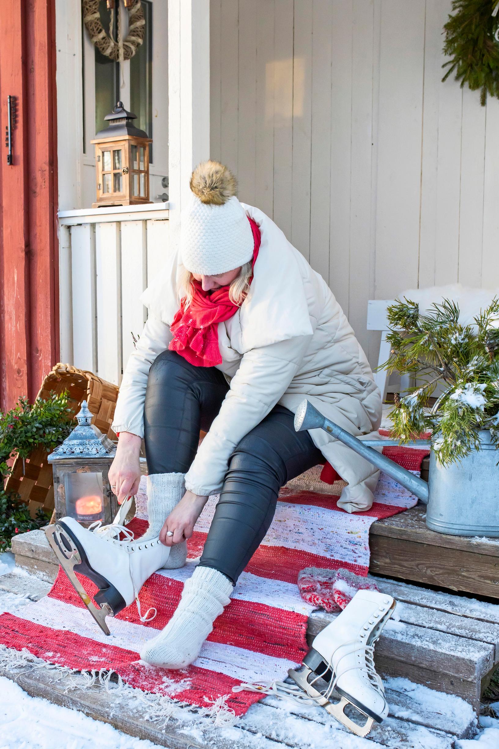 Luistinten pukeminen saunan portailla