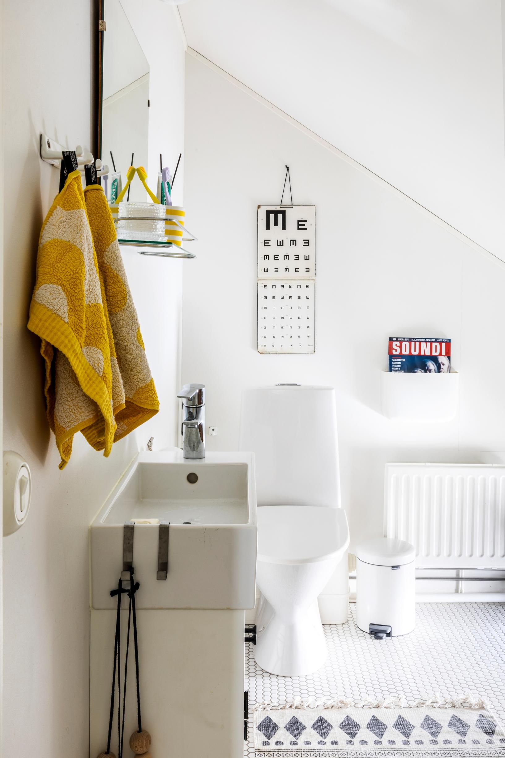 Vaalea wc rintamamiestalon yläkerrassa