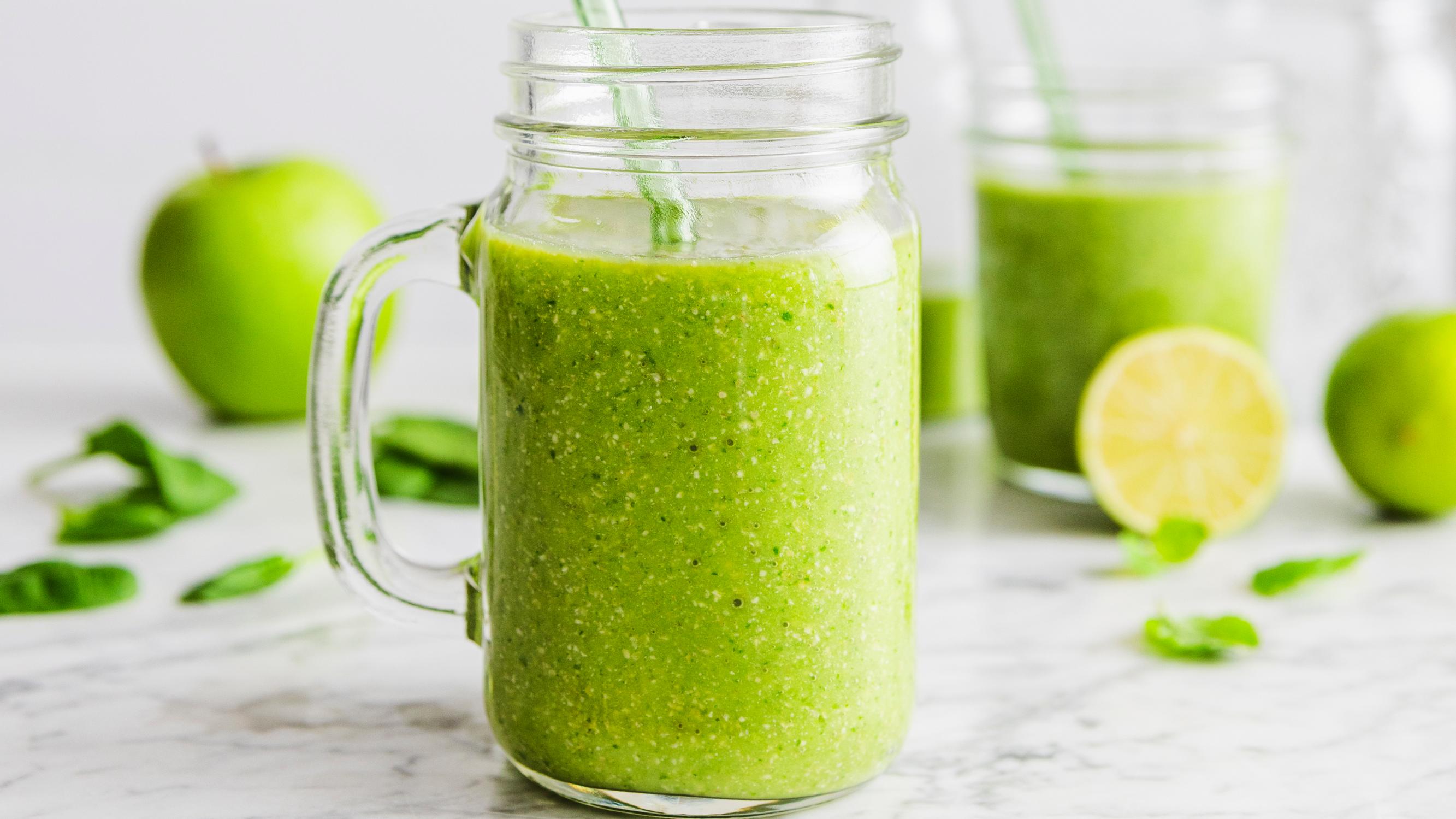 Vihreään voimasmoothieen surautetaan omenaa, limeä, pinaattia ja minttua – raikas tehopakkaus antaa päivän alkajaisiksi kunnon boostin!