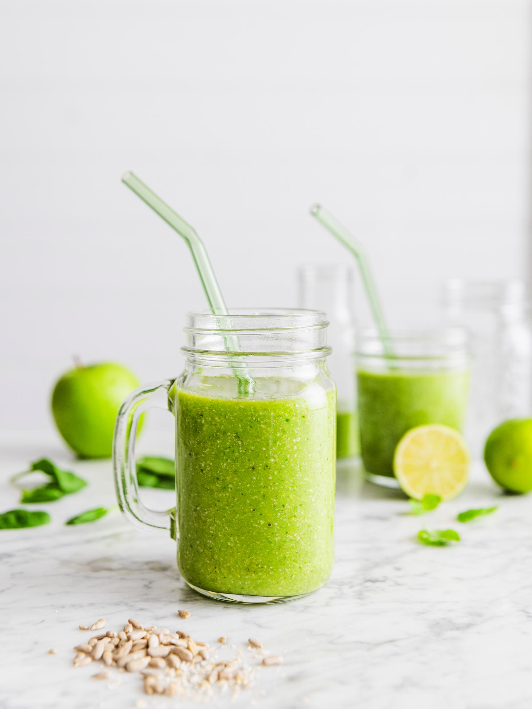 Vihreään voimasmoothieen surautetaan omenaa, limeä, pinaattia ja minttua – raikas tehopakkaus antaa päivän alkajaisiksi kunnon boostin!