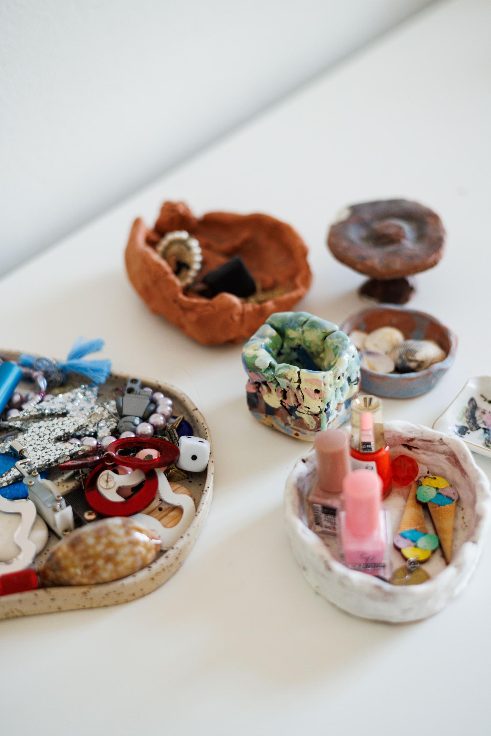 keramiikkakuppeja tasolla