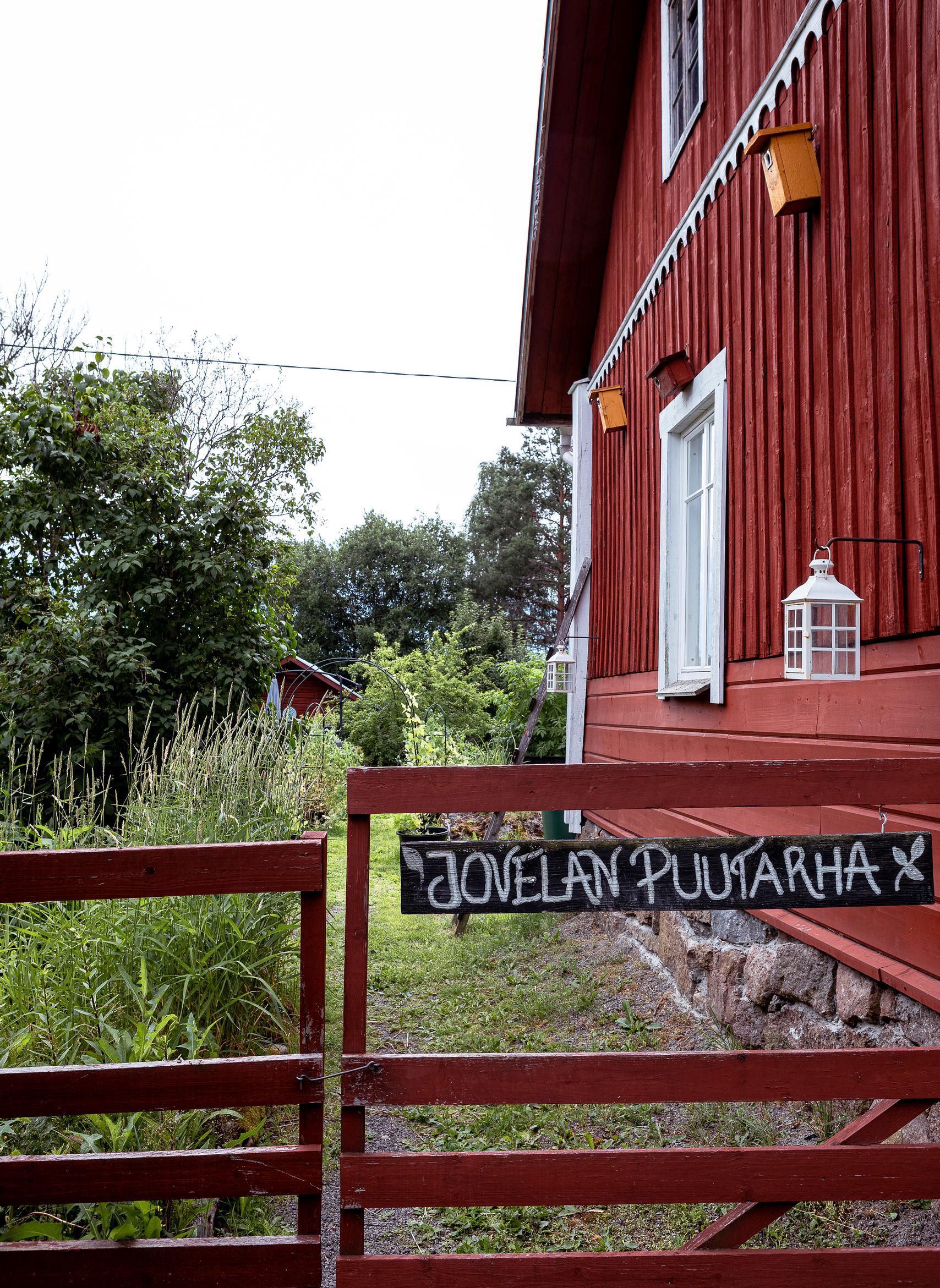 Kyltti Johannan pihapuutarhaan