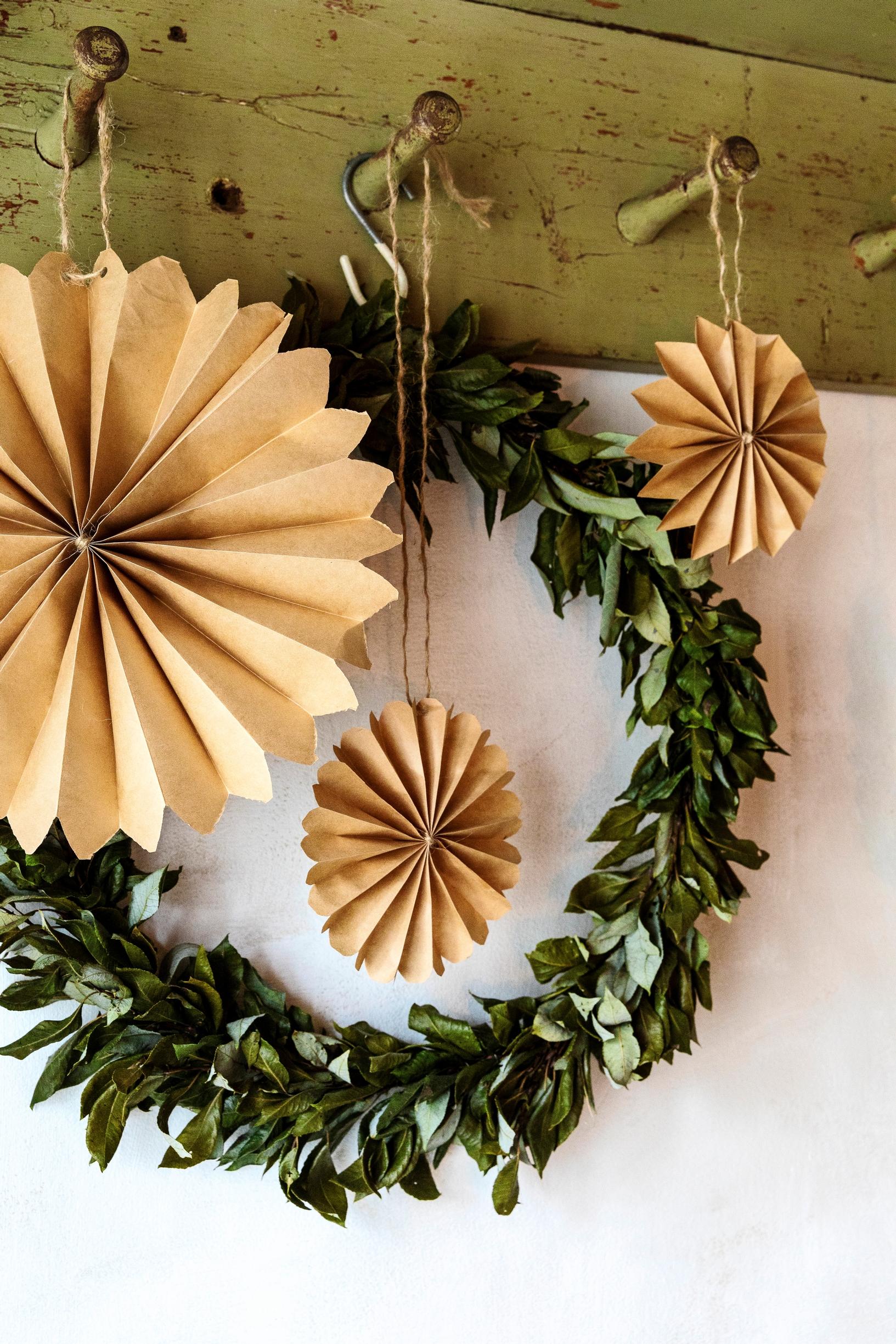 Naulakossa roikkuu paperitähtiä ja viherkranssi 