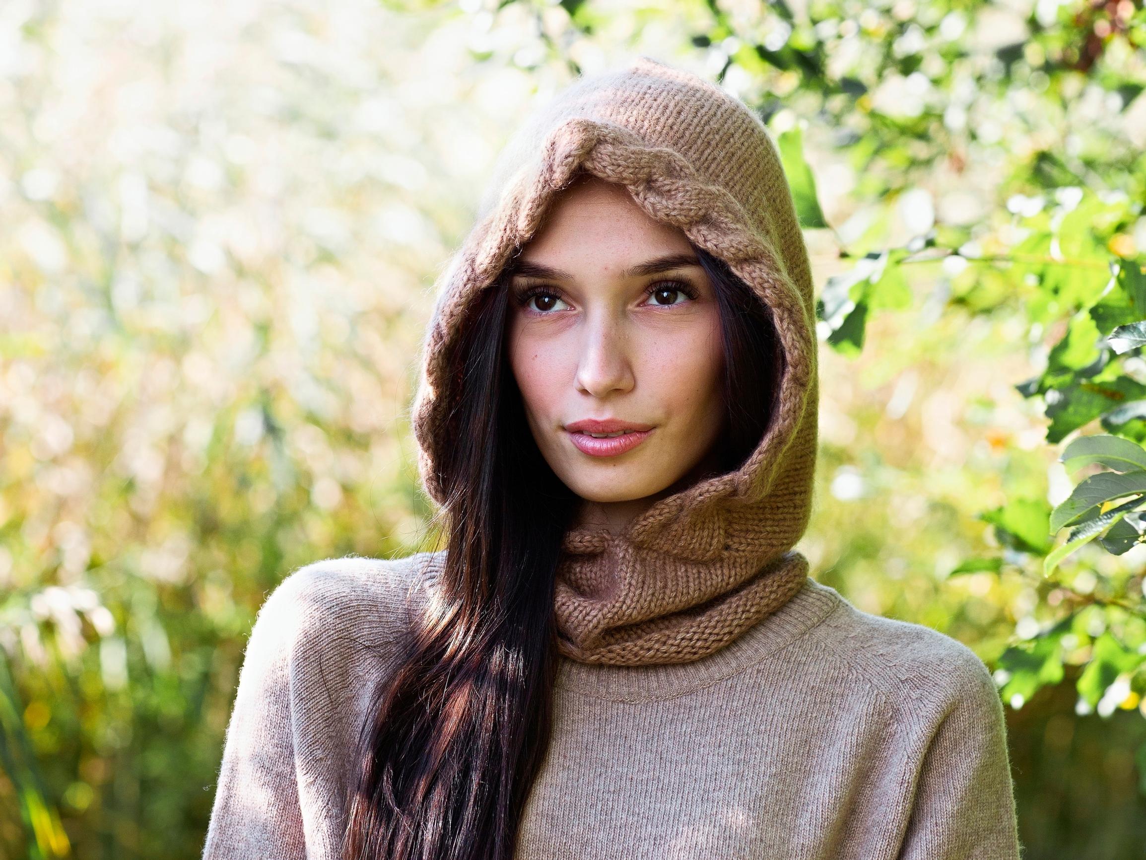 Palmikolla koristeltu Letti-neulehuppu suojaa päätä, niskaa ja kaulaa – katso ohje ja neulo unelmanpehmeä asuste kahden langan yhdistelmällä