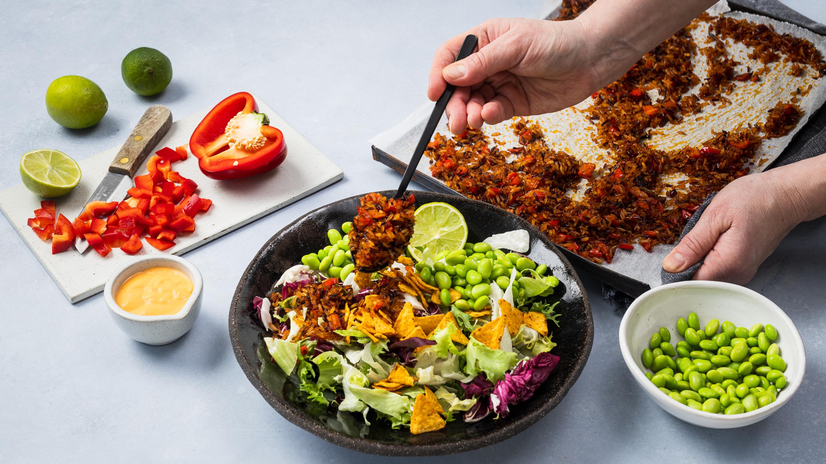 Rapea tex-mex-riisisalaatti syntyy hetkessä valmiista salaattisekoituksesta – kokeile vapun juhlapöytään!