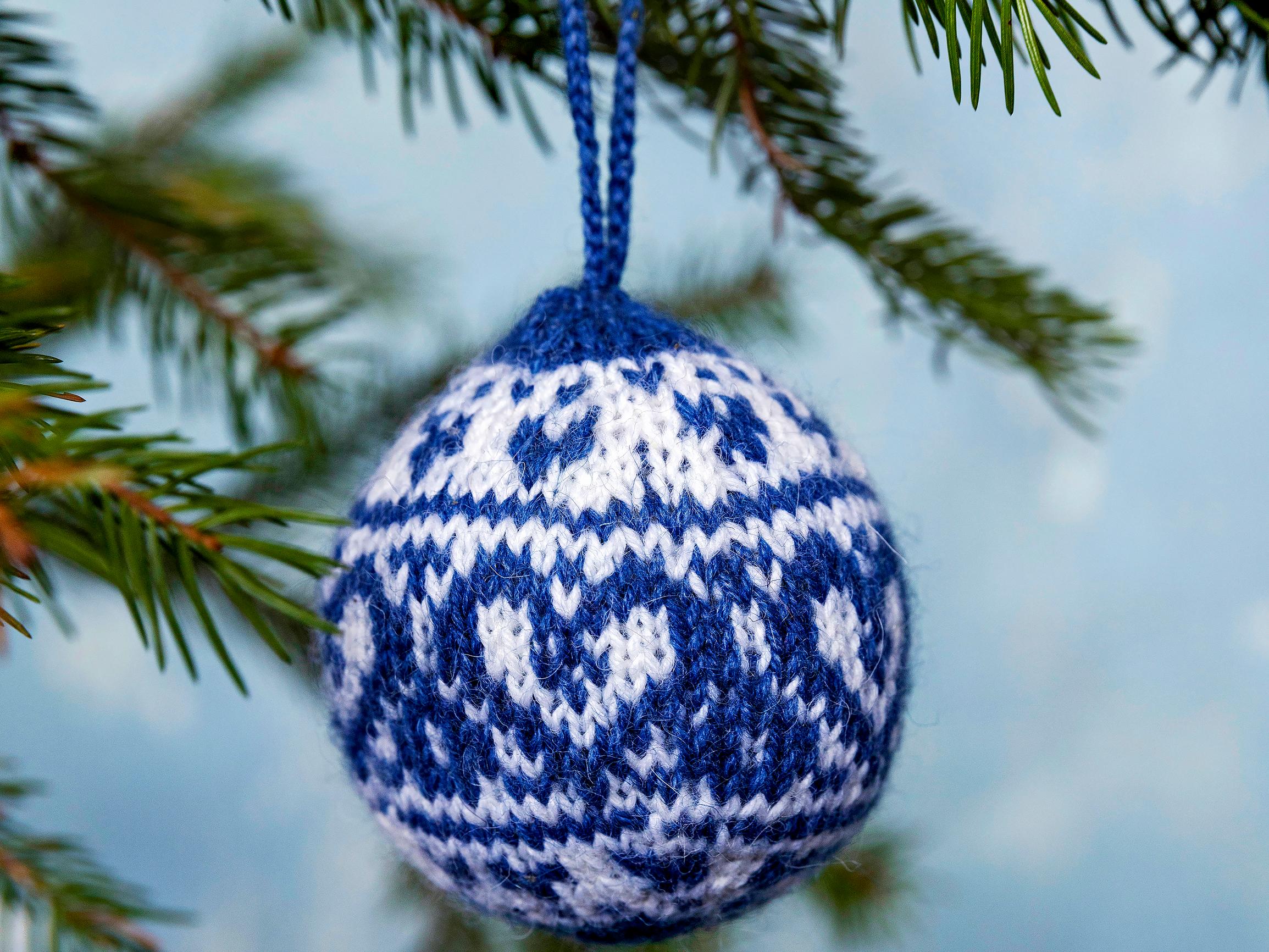 Neulottu joulupallo valmistuu lankojen lopuista – nappaa ohje ja tee joulun sydämellisimmät kuusenkoristeet