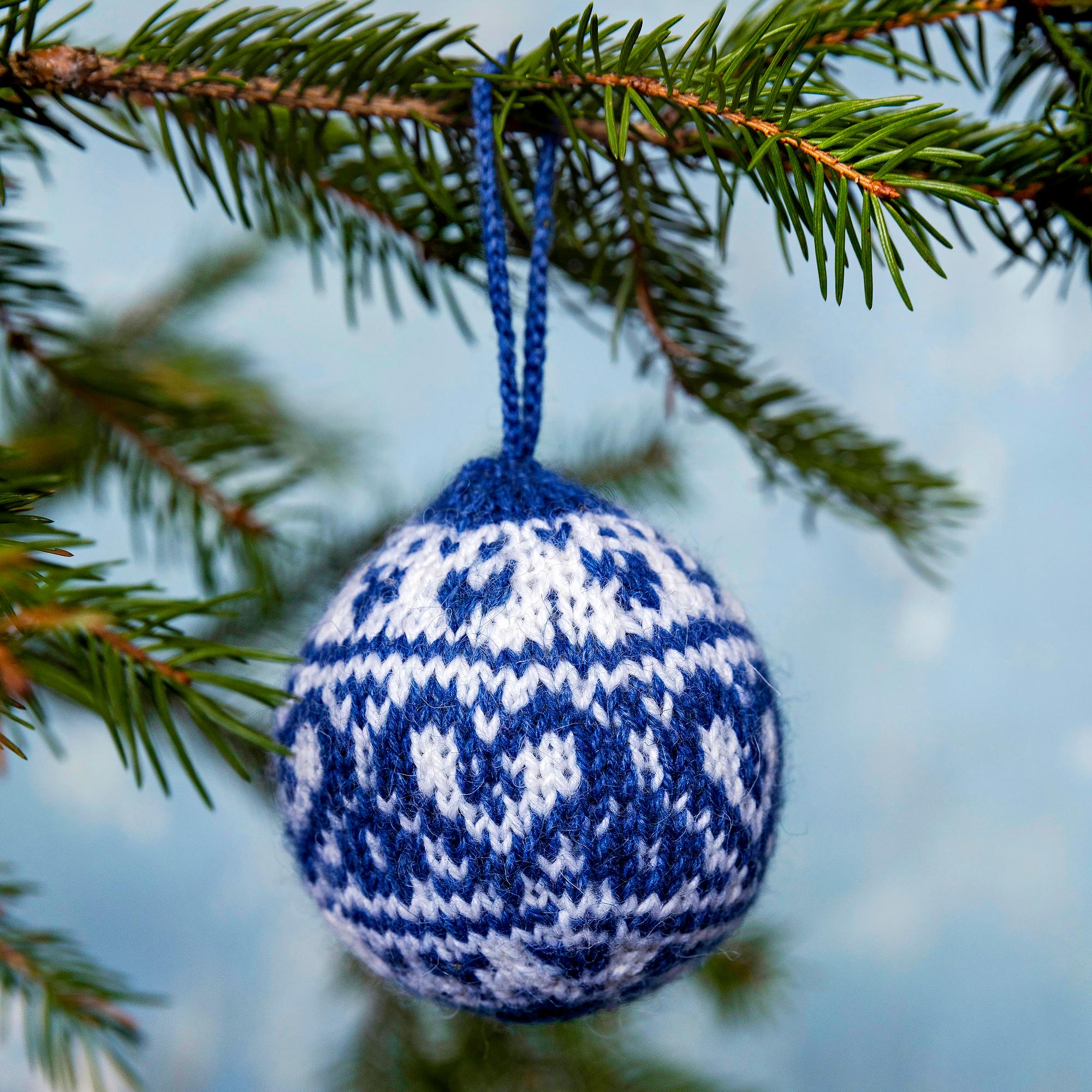 Neulottu joulupallo valmistuu lankojen lopuista – nappaa ohje ja tee joulun sydämellisimmät kuusenkoristeet