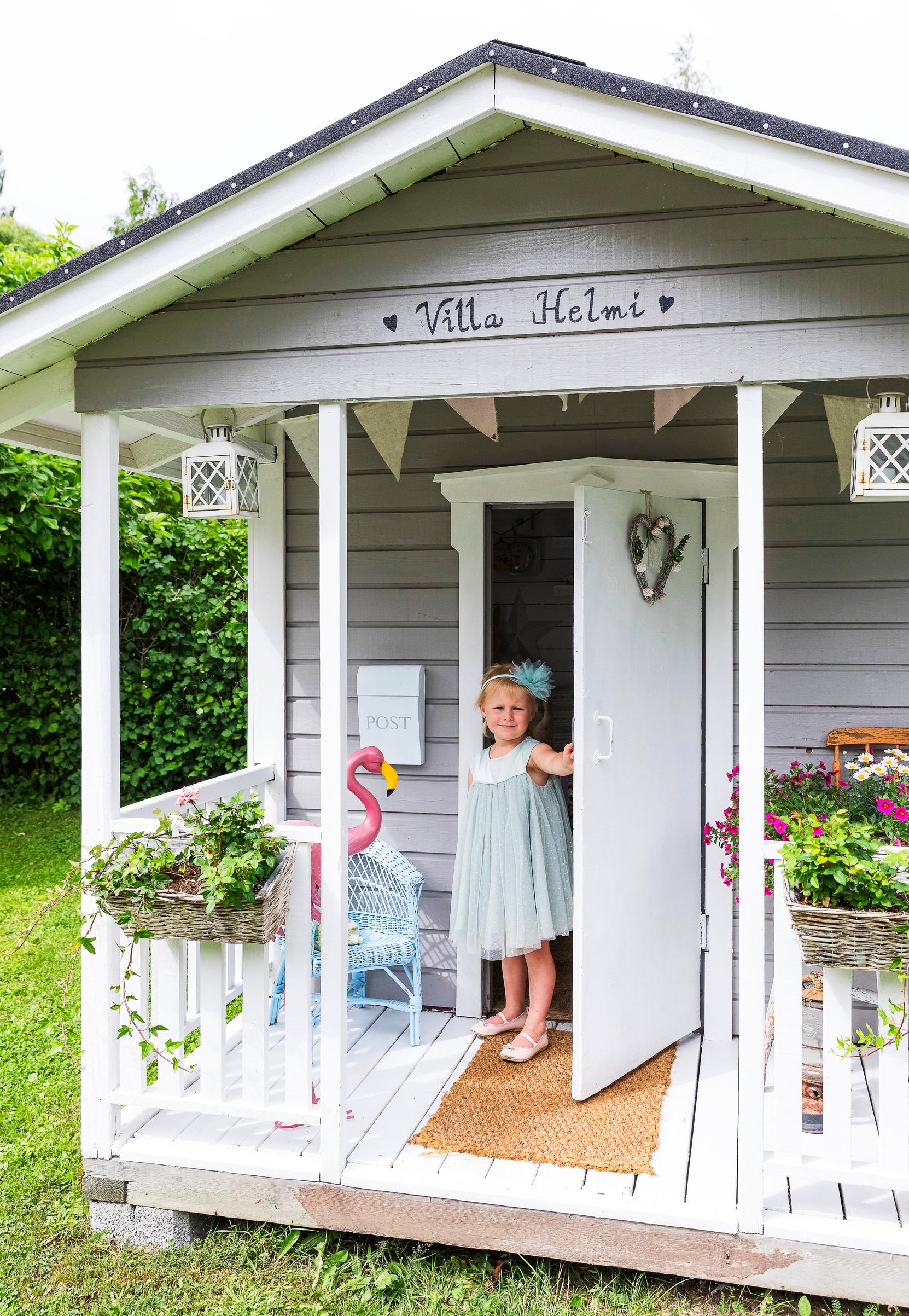 Saako olla kahvia tai jätskiä? Pastellinen leikkimökki Villa Helmi on taas valmiina kesän leikkeihin
