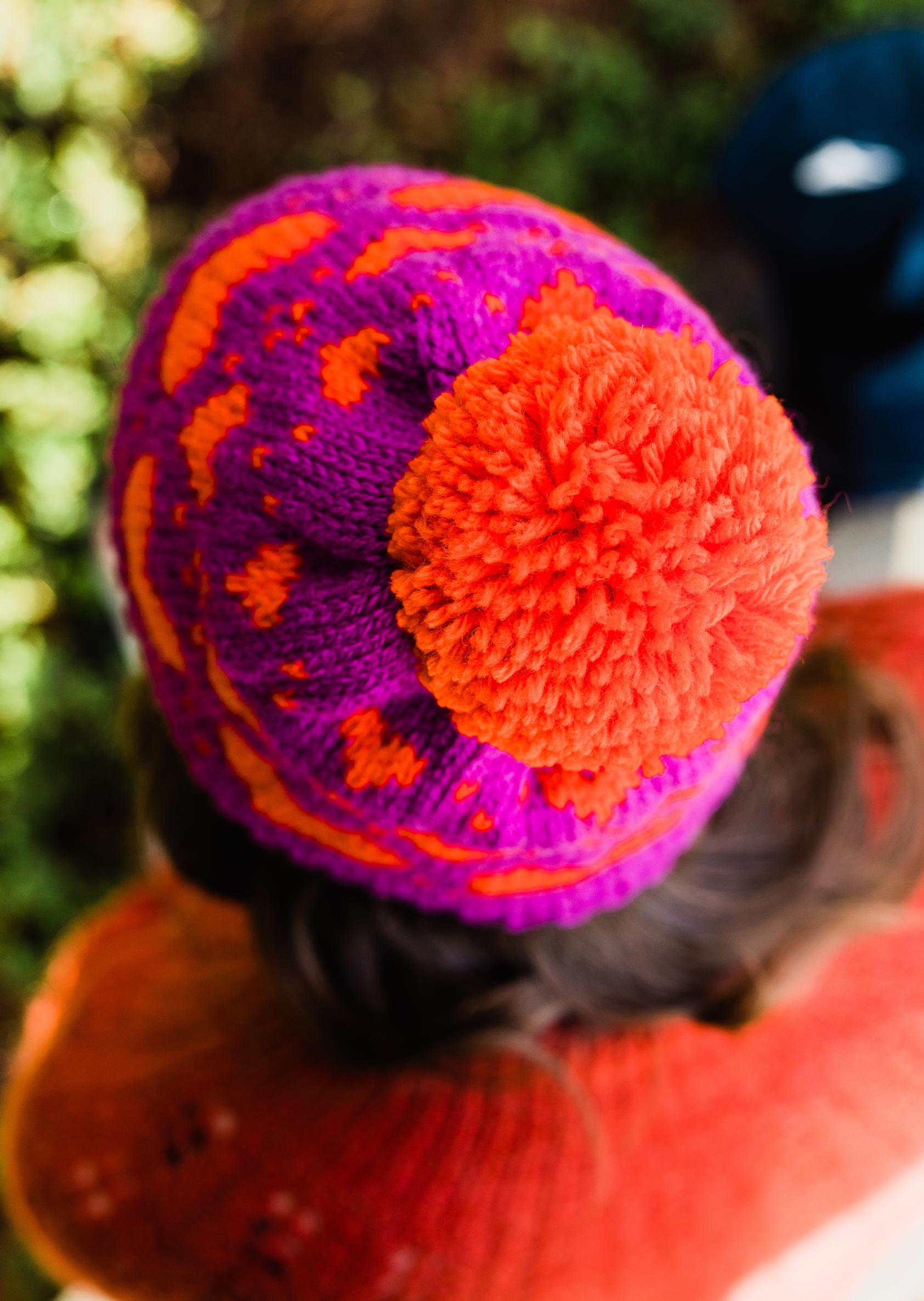 Isolla tupsulla koristeltu pipo