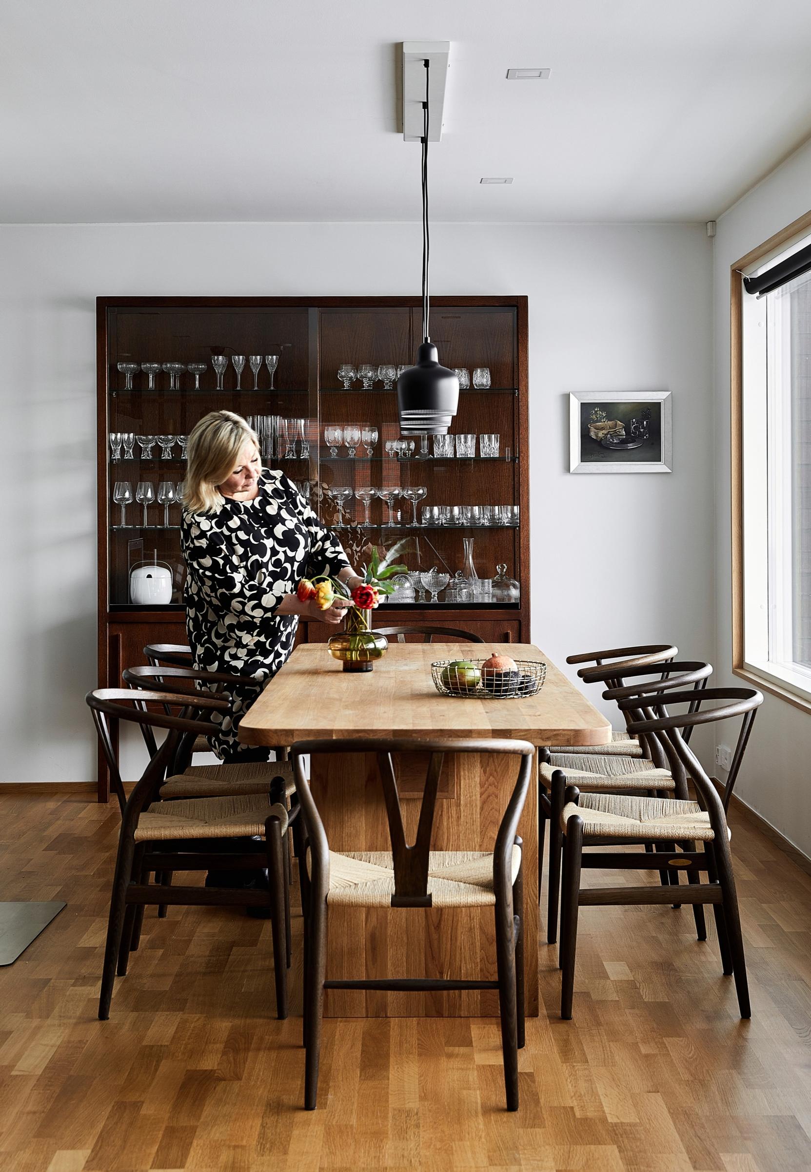 Puusepällä teetetty ruokapöytä ja Hans Wegnerin Wishbone-tuolit