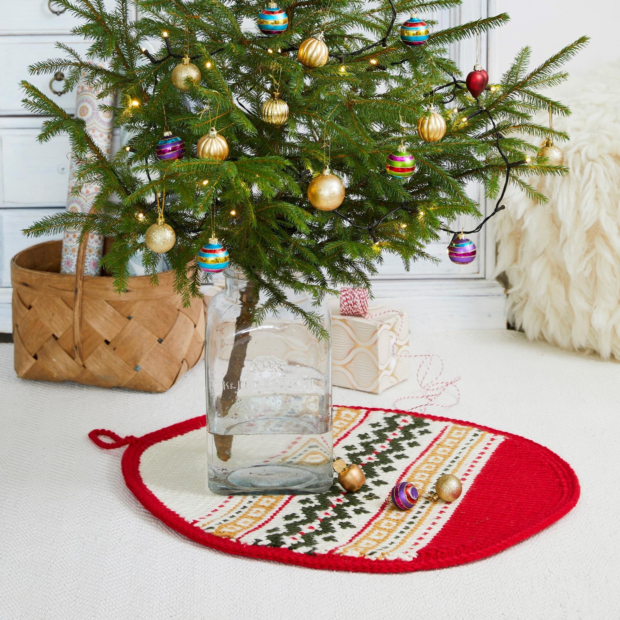 Kuusenalusmatto saa koristeellisen ilmeen kirjoneuleesta, joka onnistuu aloittelijaltakin