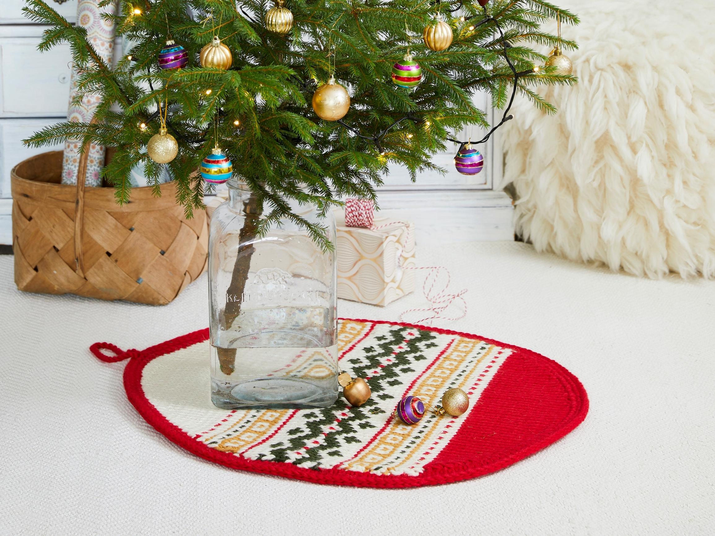 Kuusenalusmatto saa koristeellisen ilmeen kirjoneuleesta, joka onnistuu aloittelijaltakin