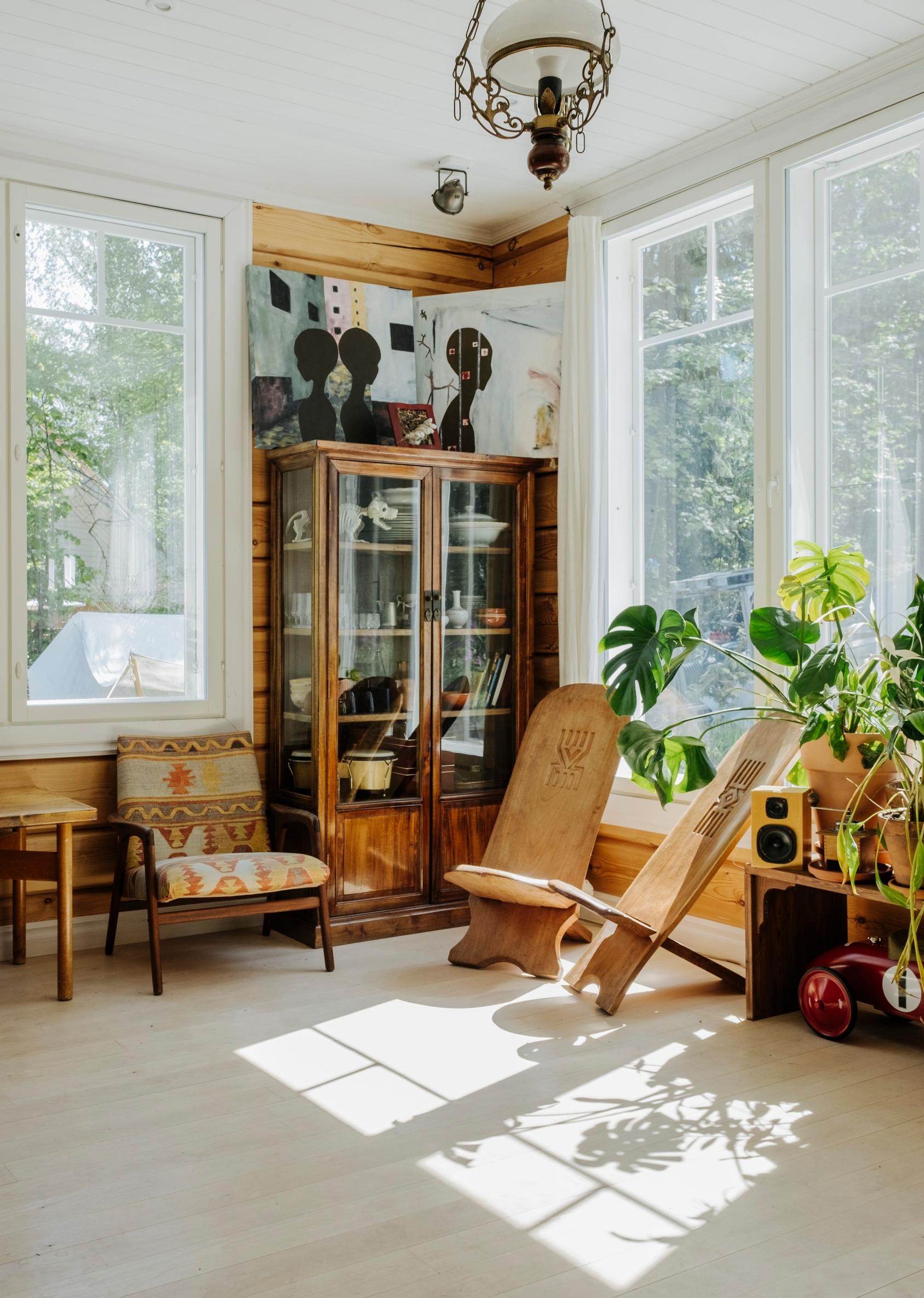 Olohuoneen istumanurkkaus vitriinikaappeineen