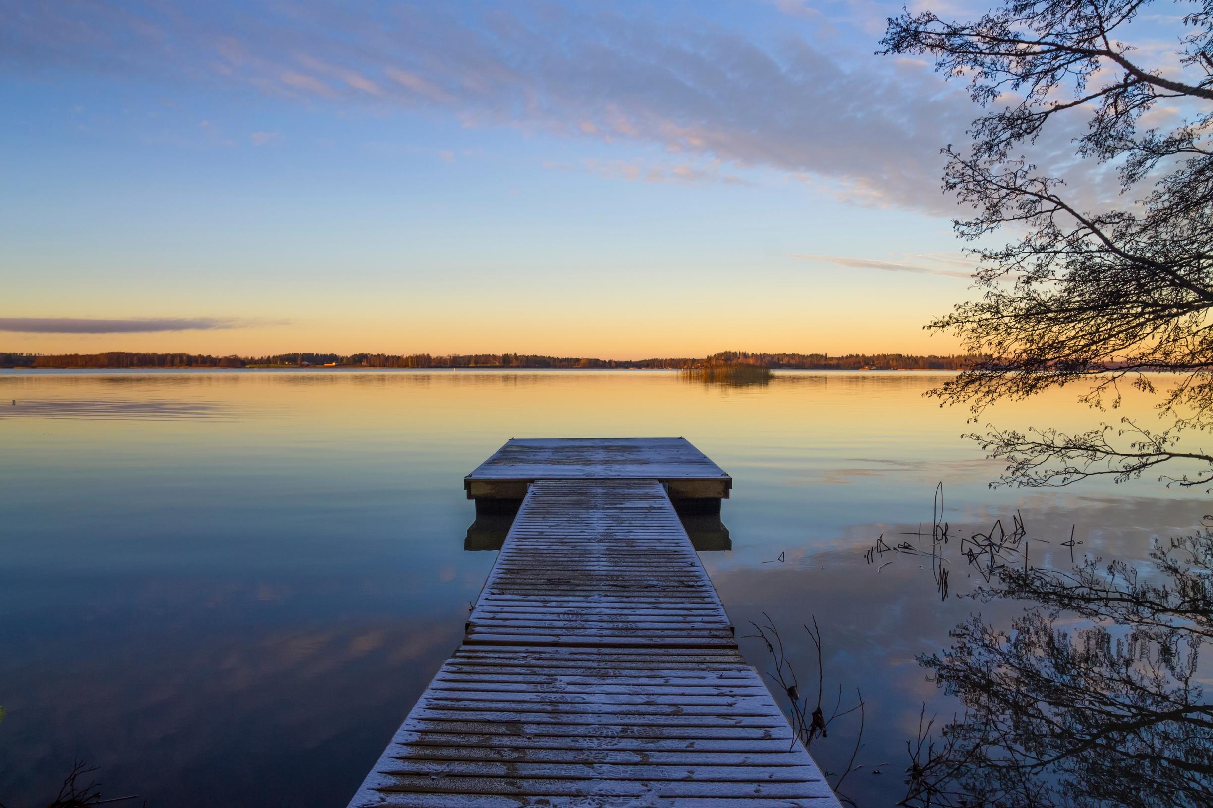 Laituri auringonlaskussa