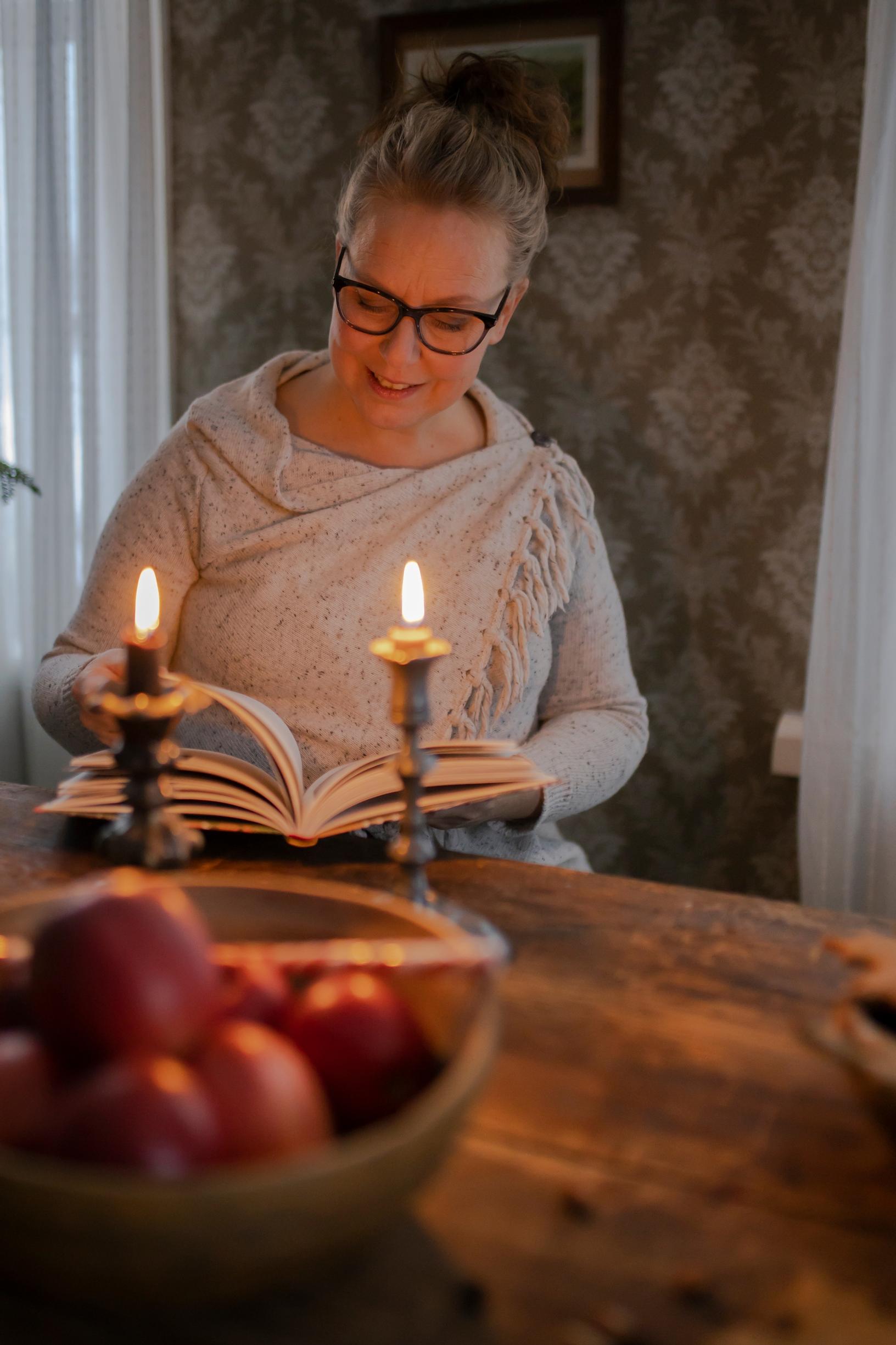 Johanna lukee pöydän ääressä