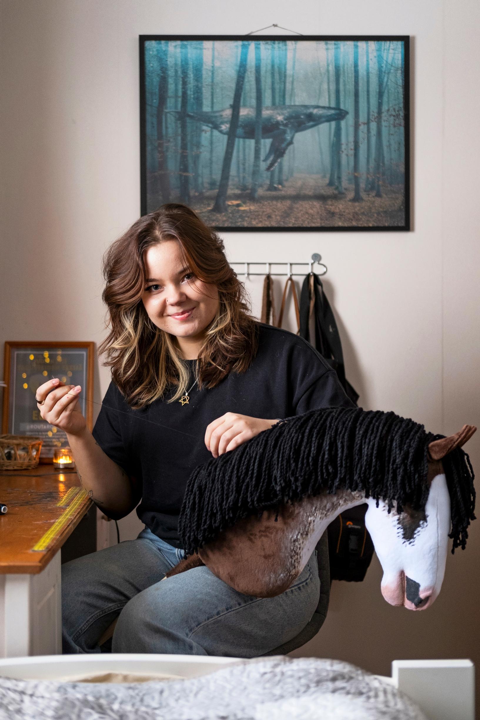 Elina ompelemassa kepparia.