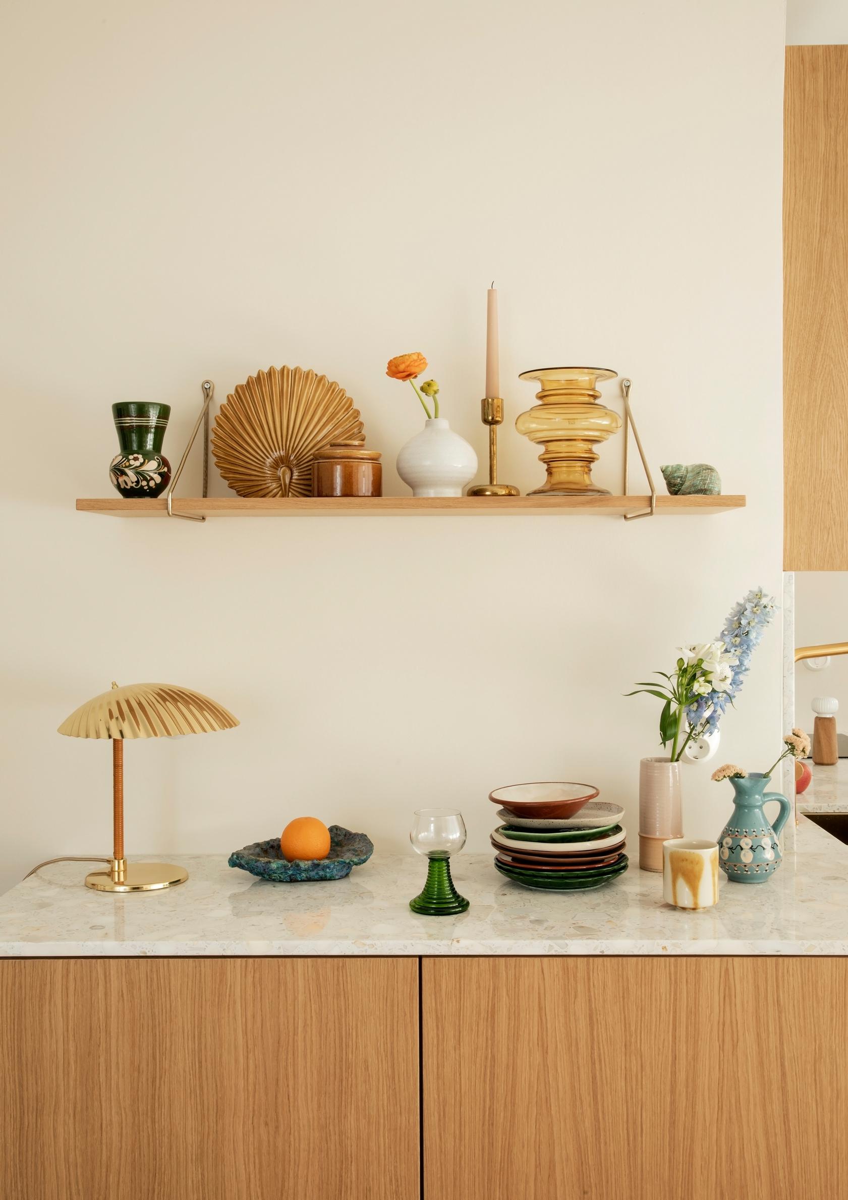 keittiön kiintokaapiston marmoritasolla vintageastioita.