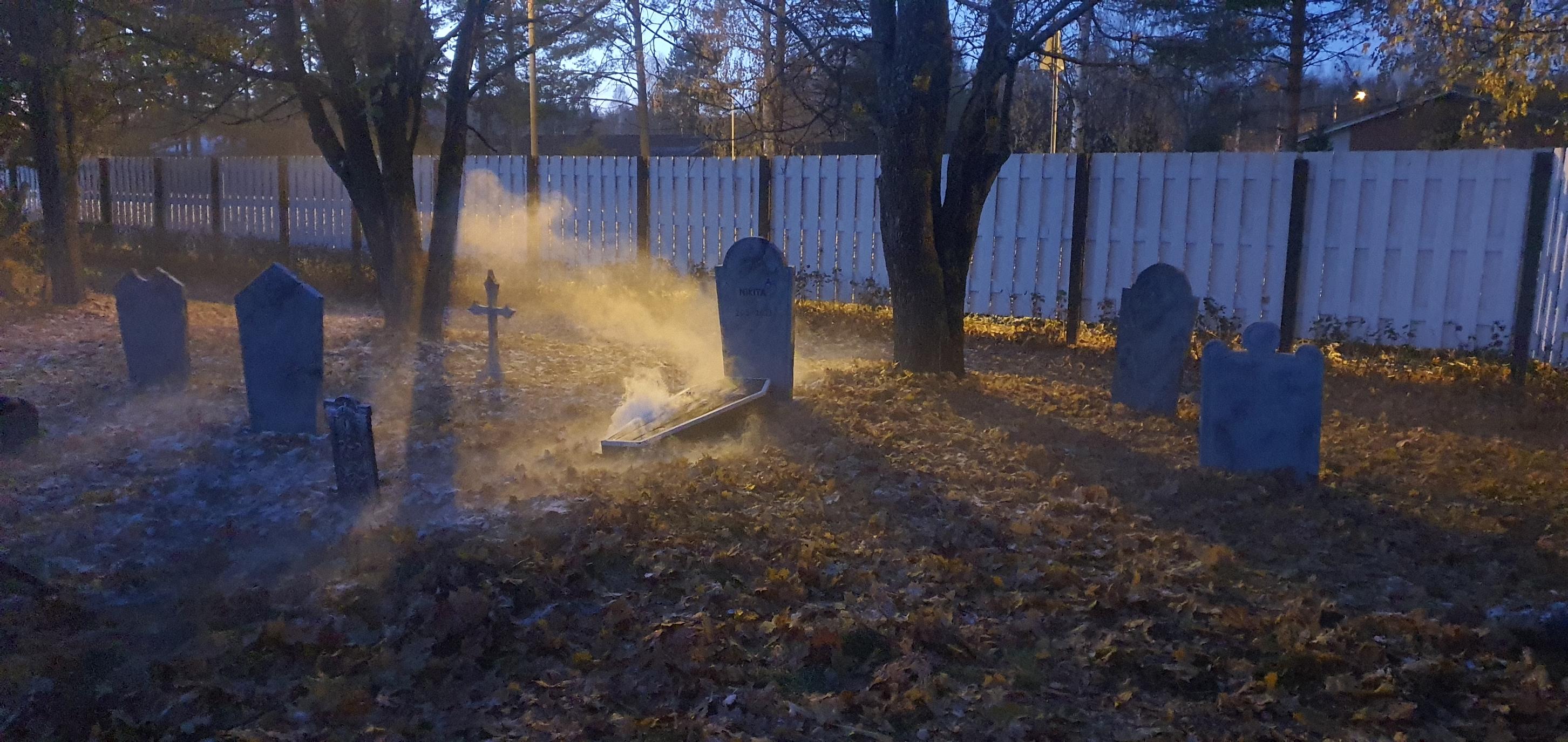 Janin perheen puutarha muuttuu halloweenin aikaan hyytävän pelottavaksi hautausmaaksi.