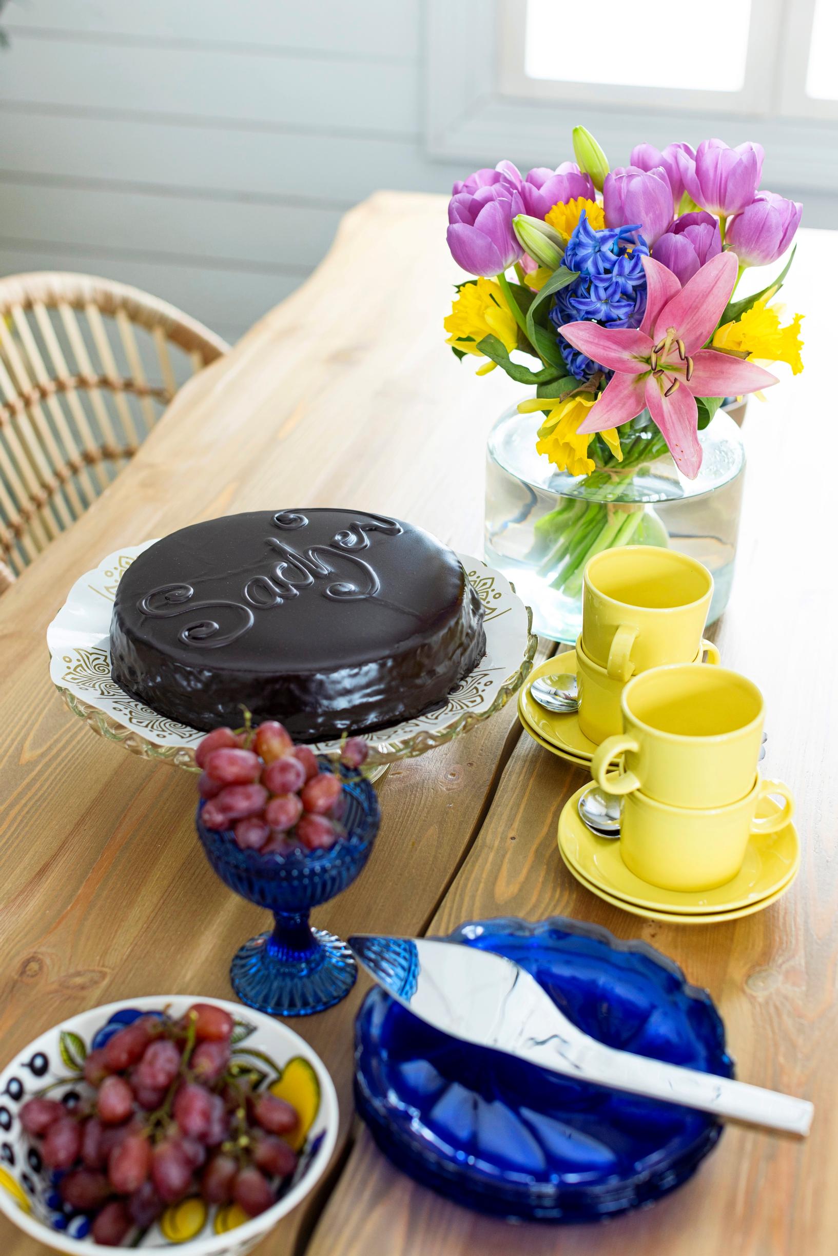 Keväinen kattaus ja sacher-kakku