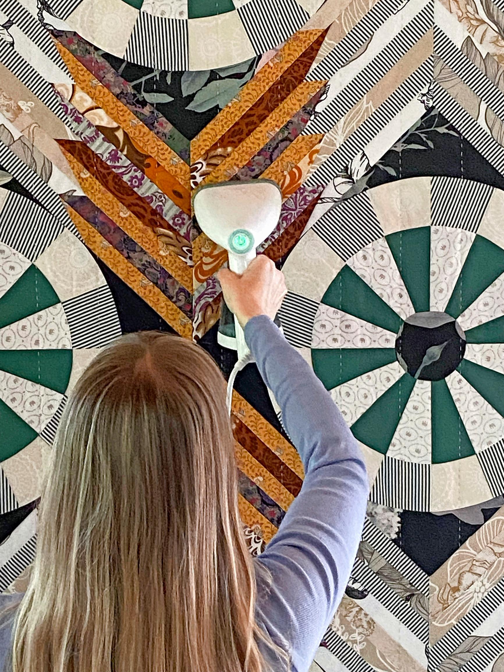 Juulia silittää.