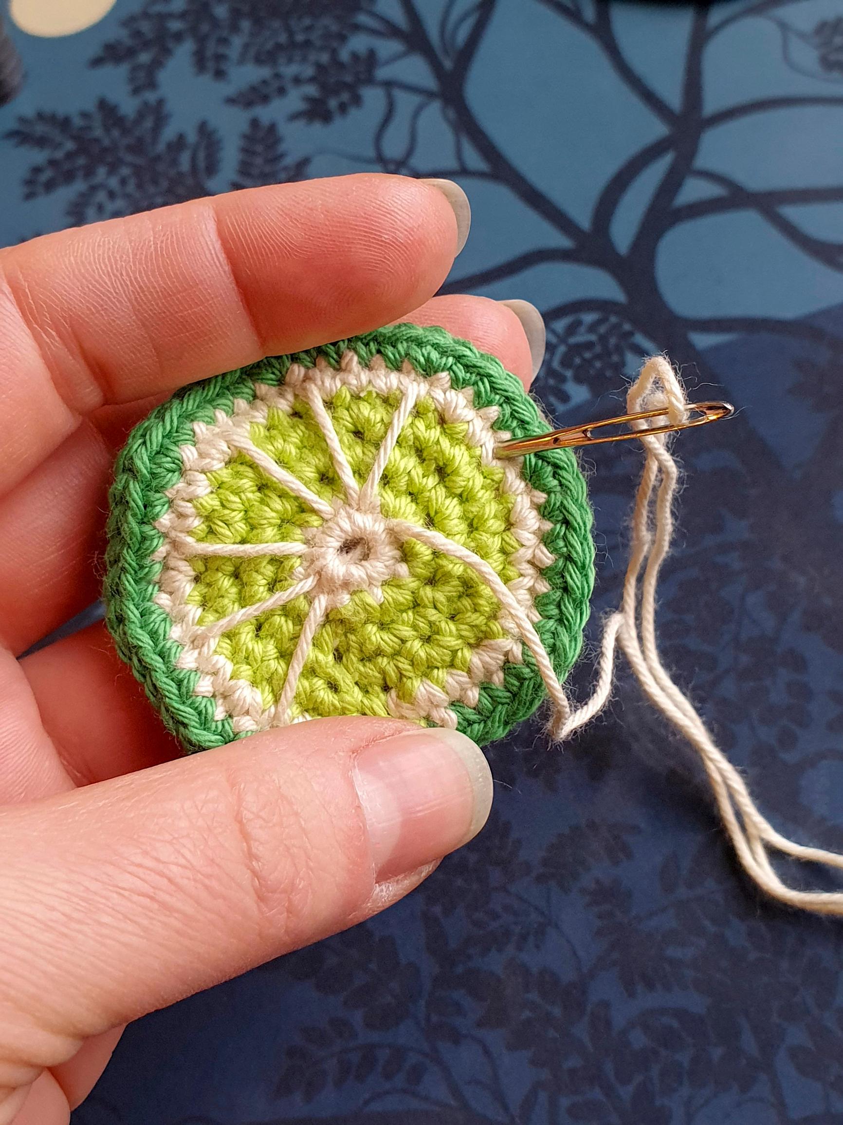 Kirjo limeen viipaleiden reunat vaalealla langalla.