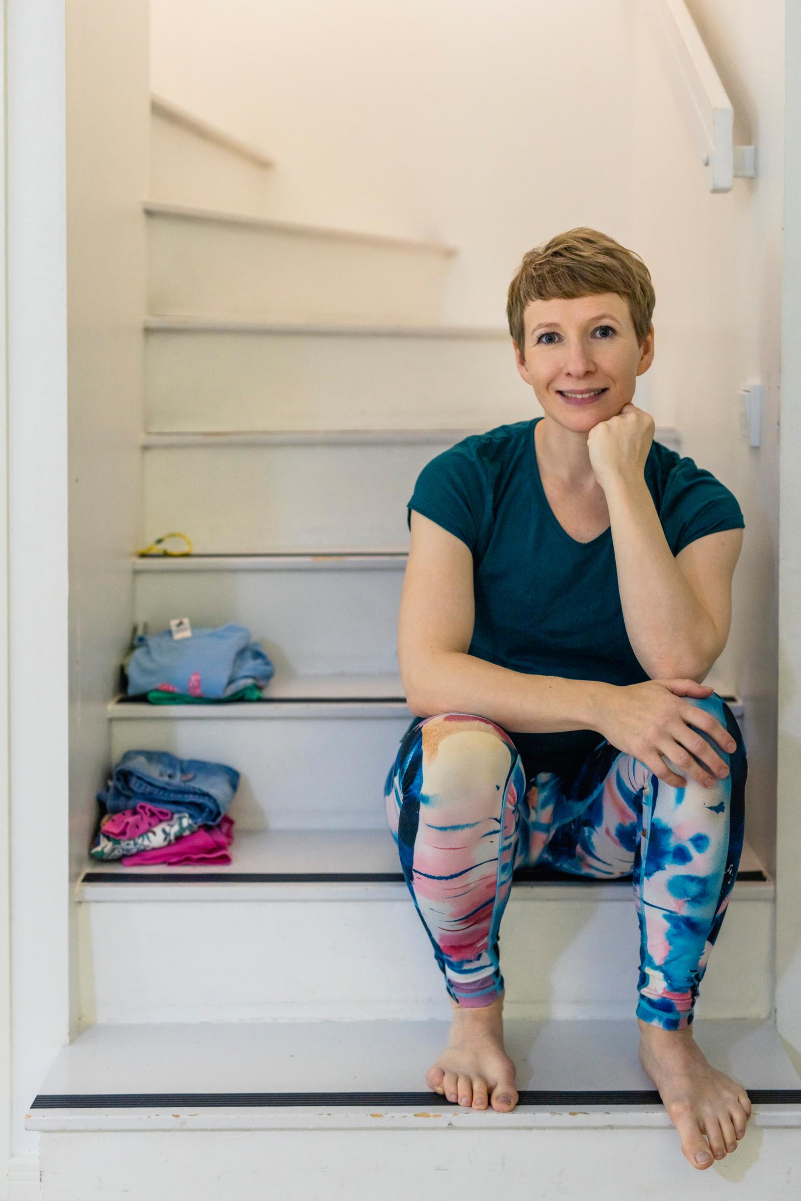 Heli istuu portailla