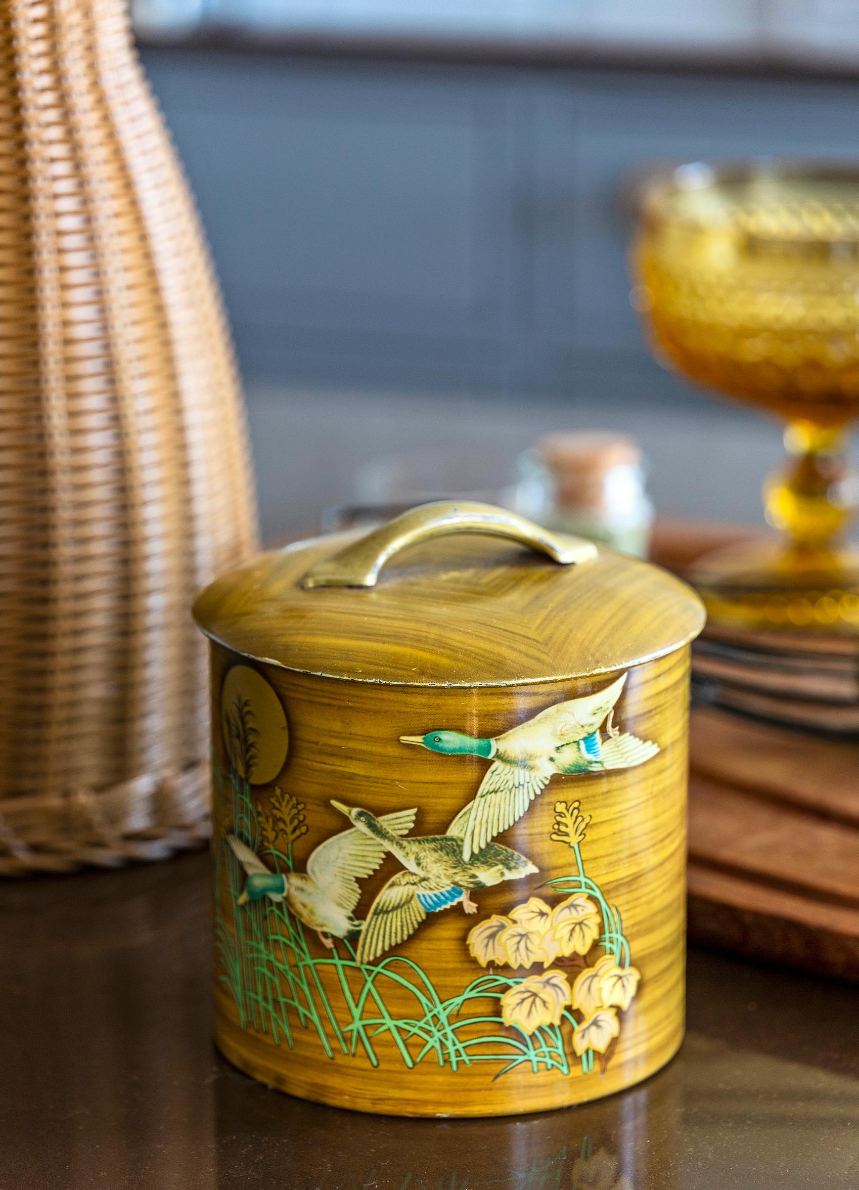 Vanha peltipurkki Lenan lapsuudesta