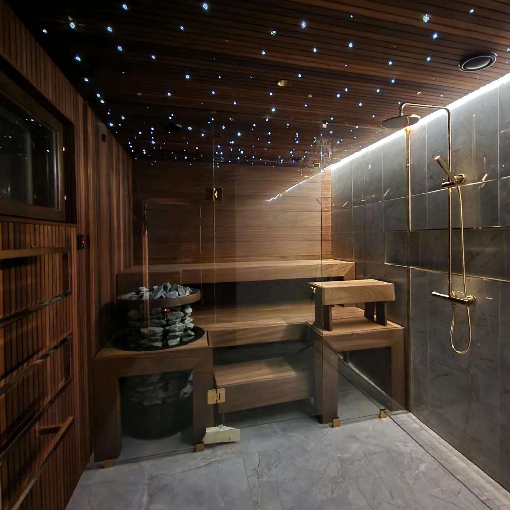 Remontoitu sauna, led-valot, messinkiset suihkut