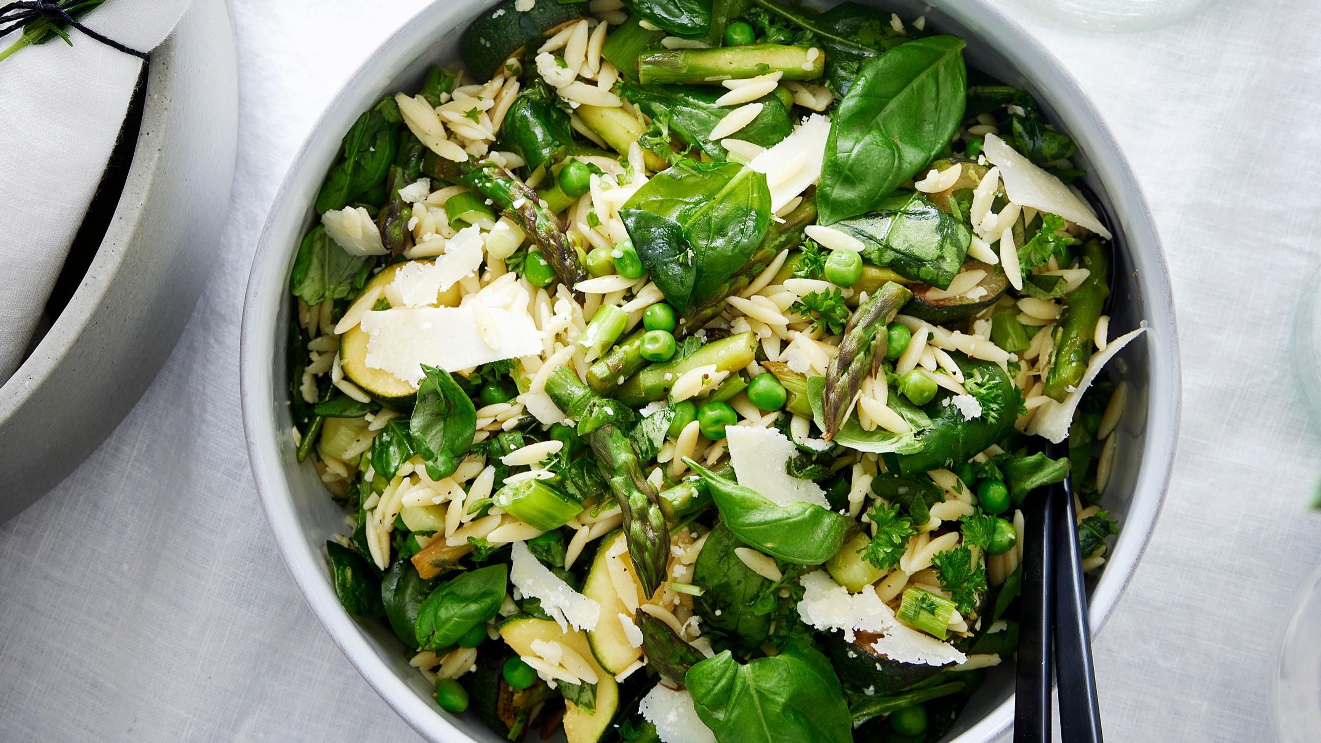 Primavera-pastasalaatti on italialaisen pastaklassikon entistäkin vehreämpi versio